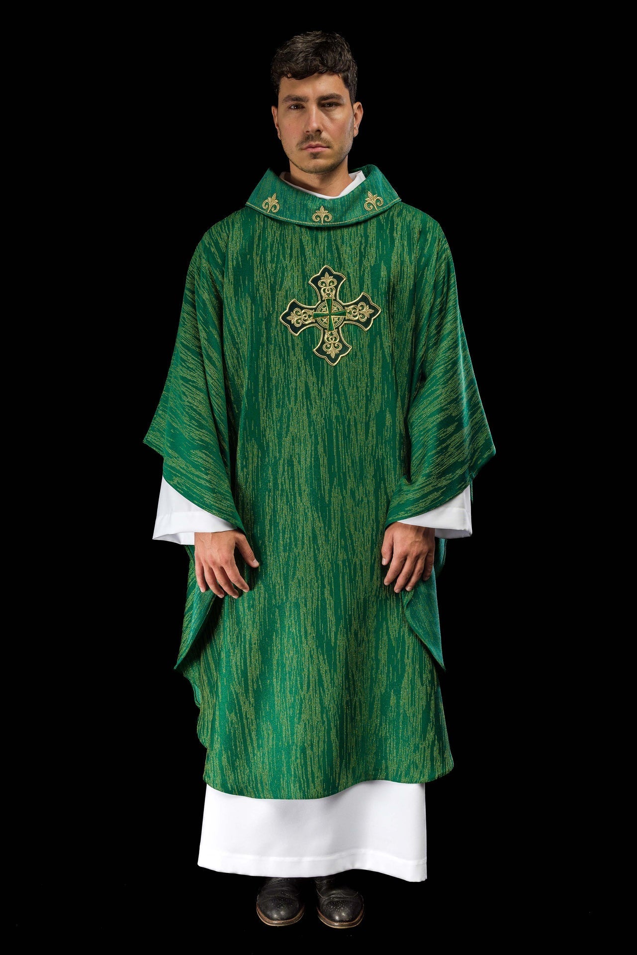 Casulla verde con motivo de cruz bordado sobre tela decorativa LE/7036/01 - CASULLAS.ES