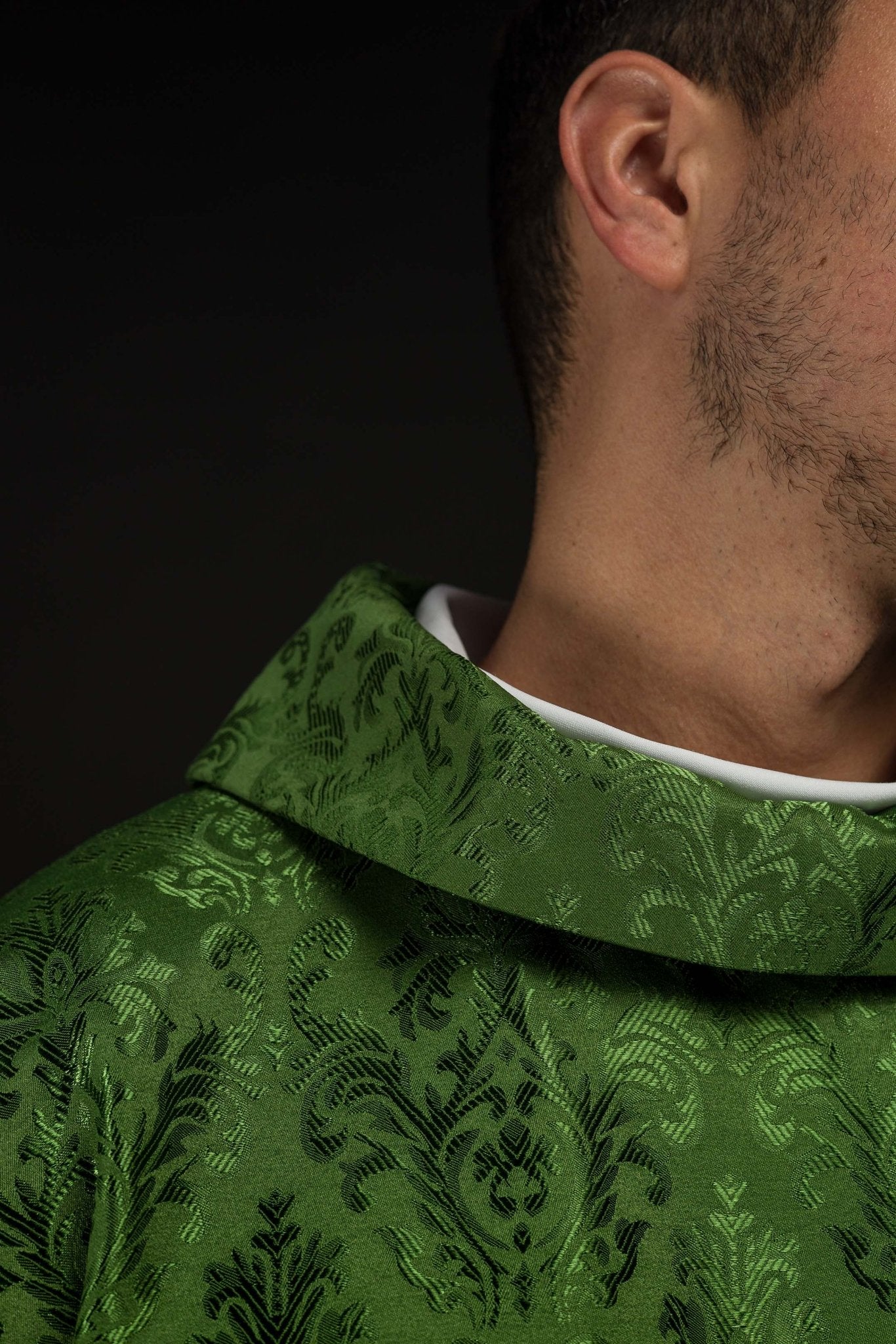 Casulla verde con motivo IHS bordado en tela decorativa LE/7032/01 - CASULLAS.ES