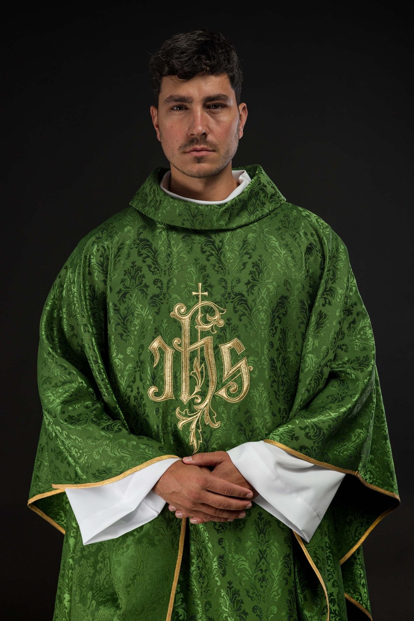 Casulla verde con motivo IHS bordado en tela decorativa LE/7032/01 - CASULLAS.ES