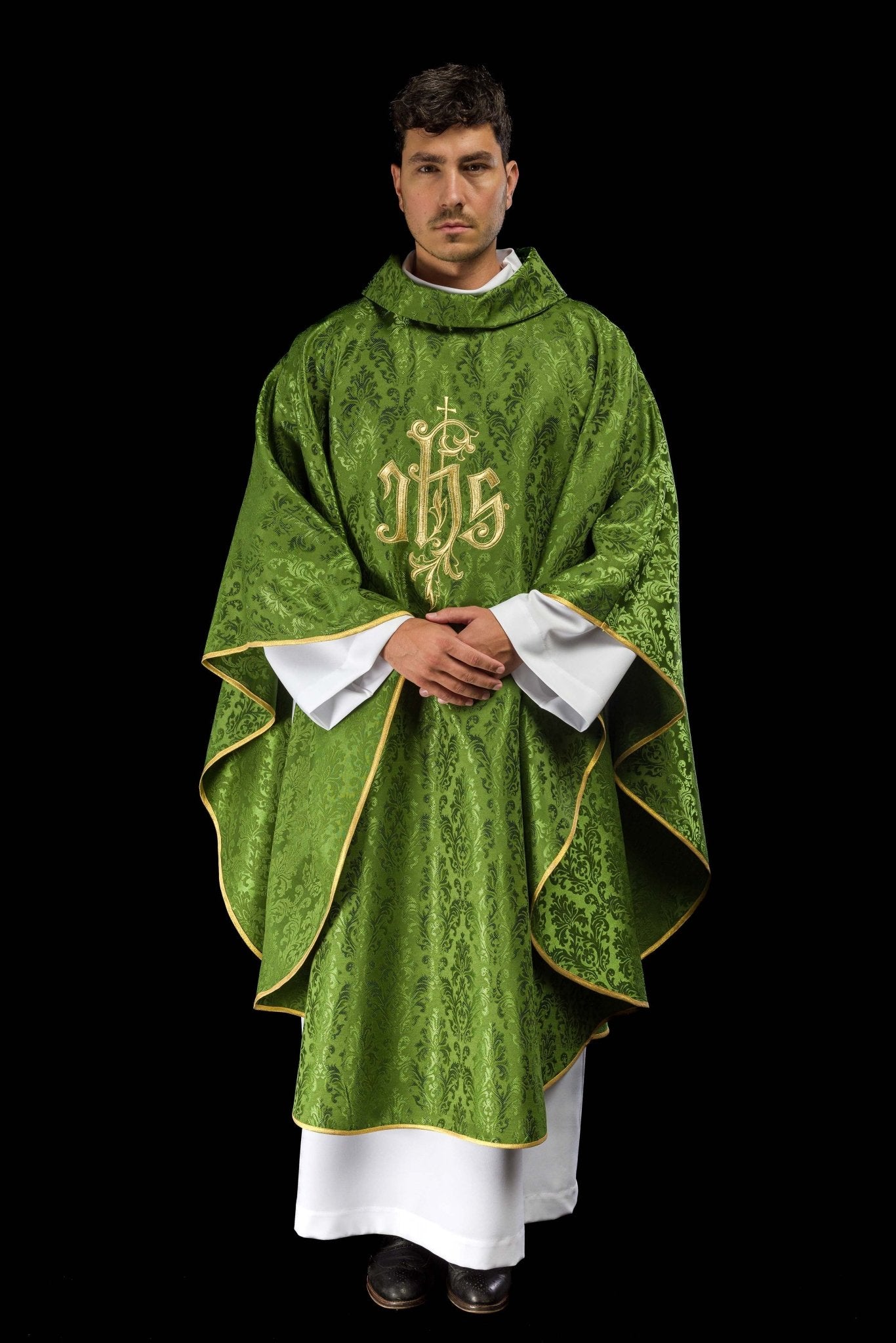 Casulla verde con motivo IHS bordado en tela decorativa LE/7032/01 - CASULLAS.ES