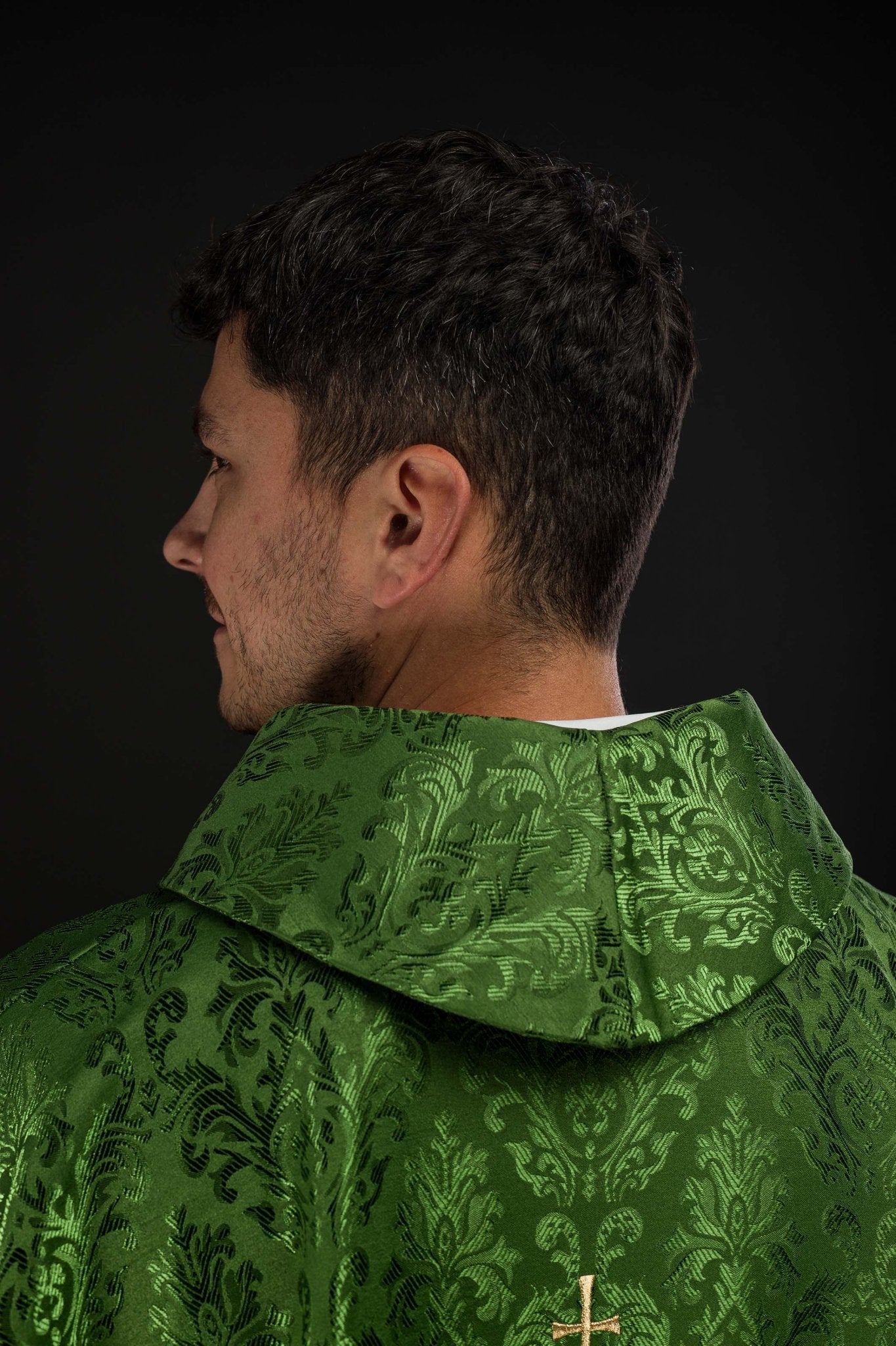 Casulla verde con motivo IHS bordado en tela decorativa LE/7032/01 - CASULLAS.ES