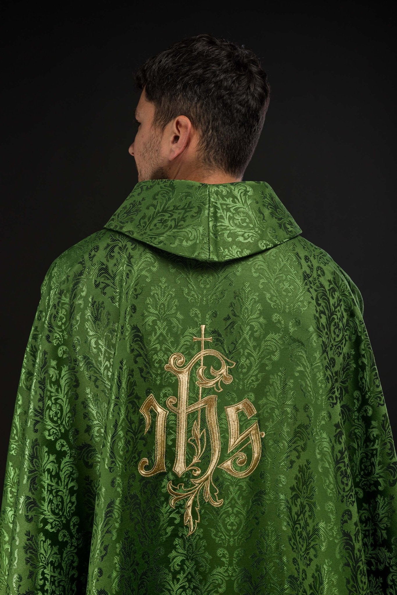 Casulla verde con motivo IHS bordado en tela decorativa LE/7032/01 - CASULLAS.ES