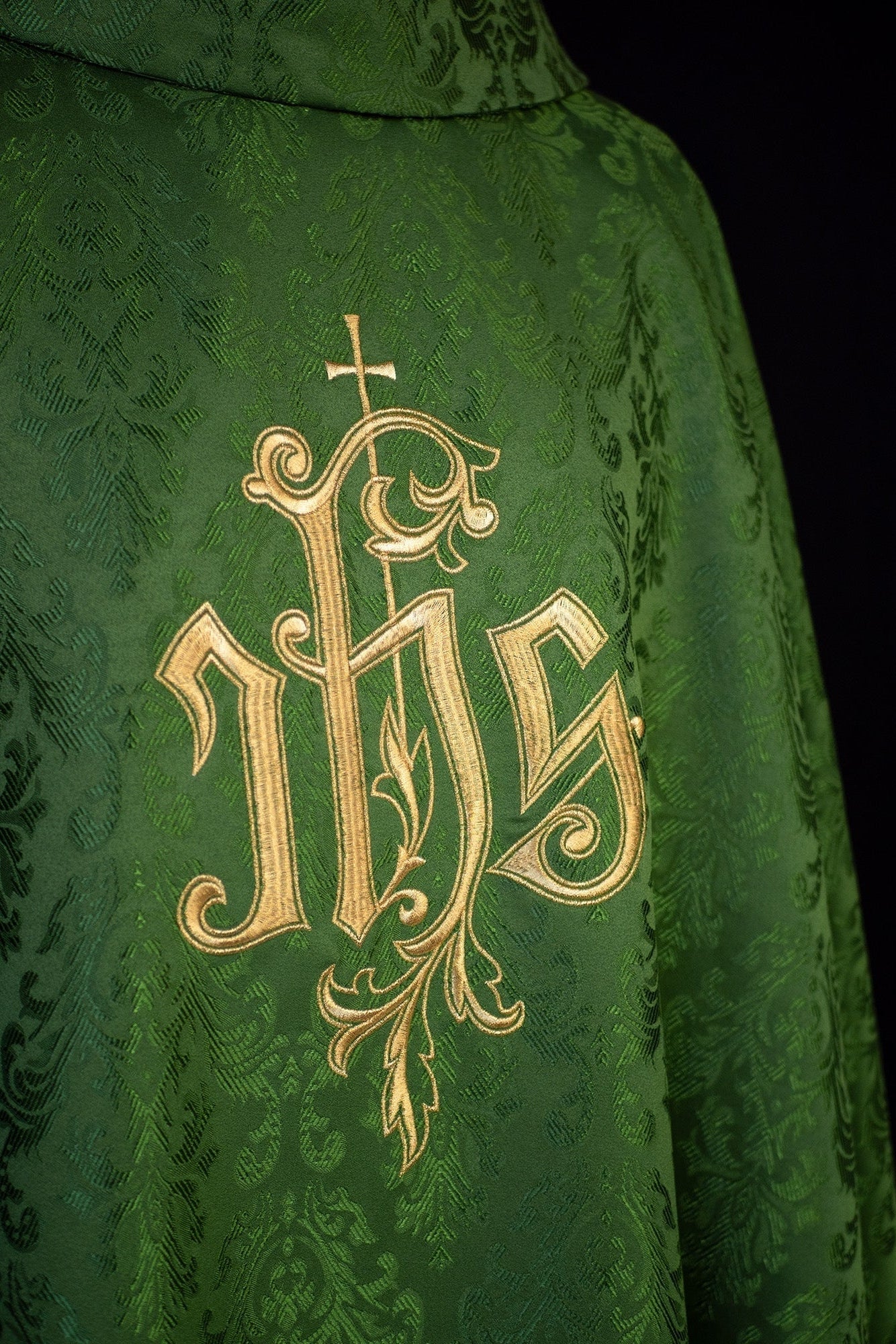 Casulla verde con motivo IHS bordado en tela decorativa LE/7032/01 - CASULLAS.ES
