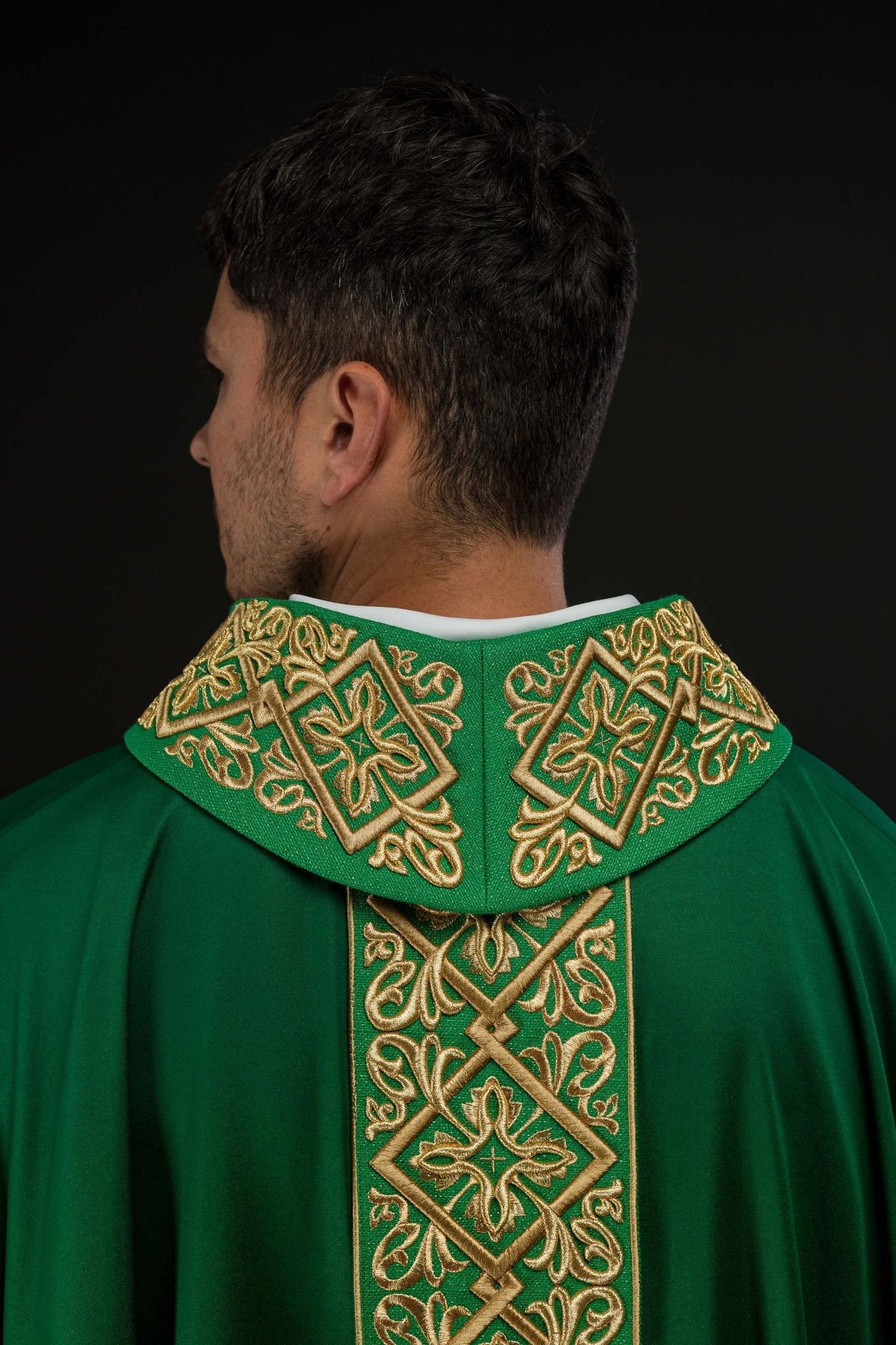 Casulla verde ricamente bordada con motivo floral y cruces LE/7027/01 - CASULLAS.ES