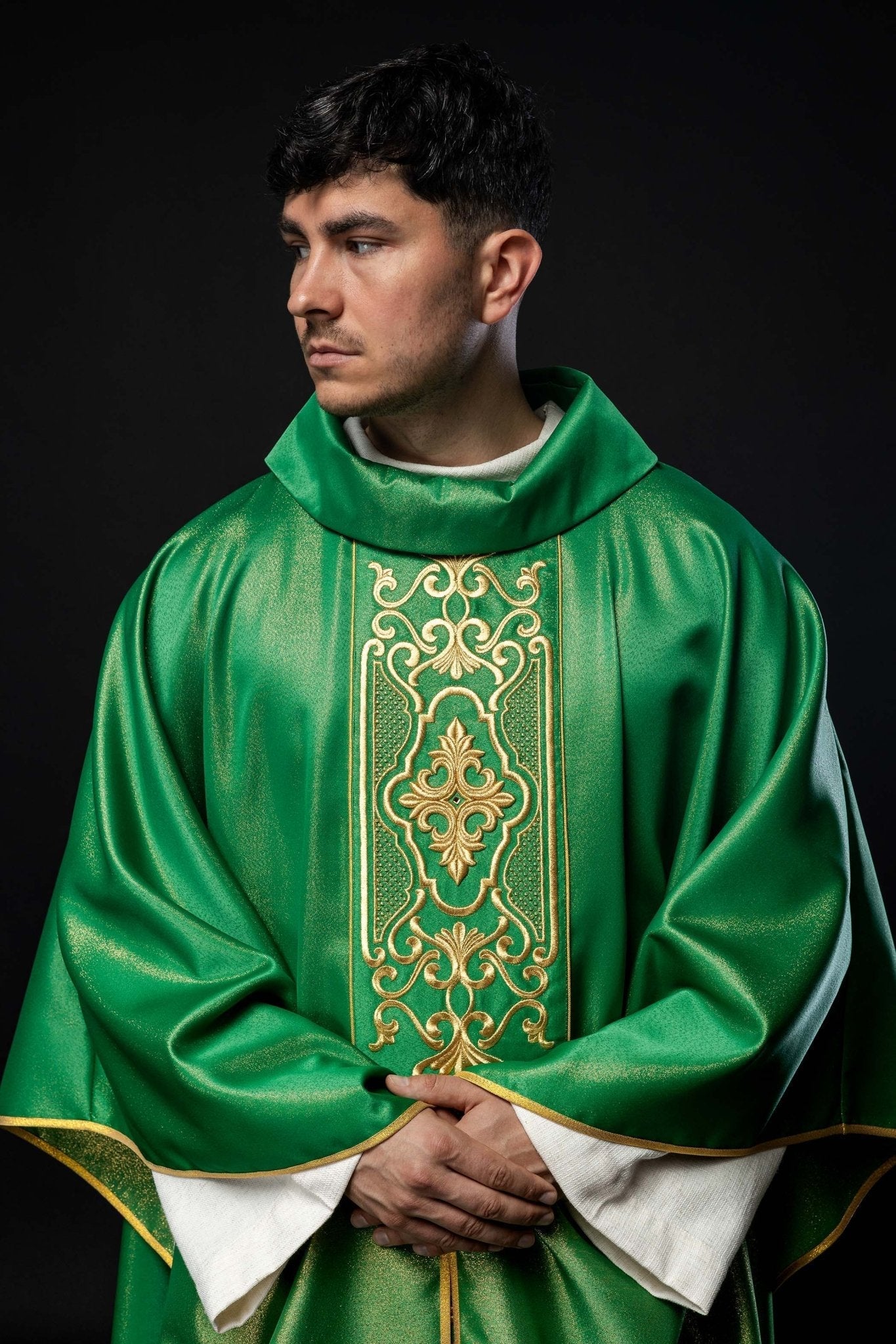 Casulla verde ricamente bordada de lustre LE/7021/01 - CASULLAS.ES