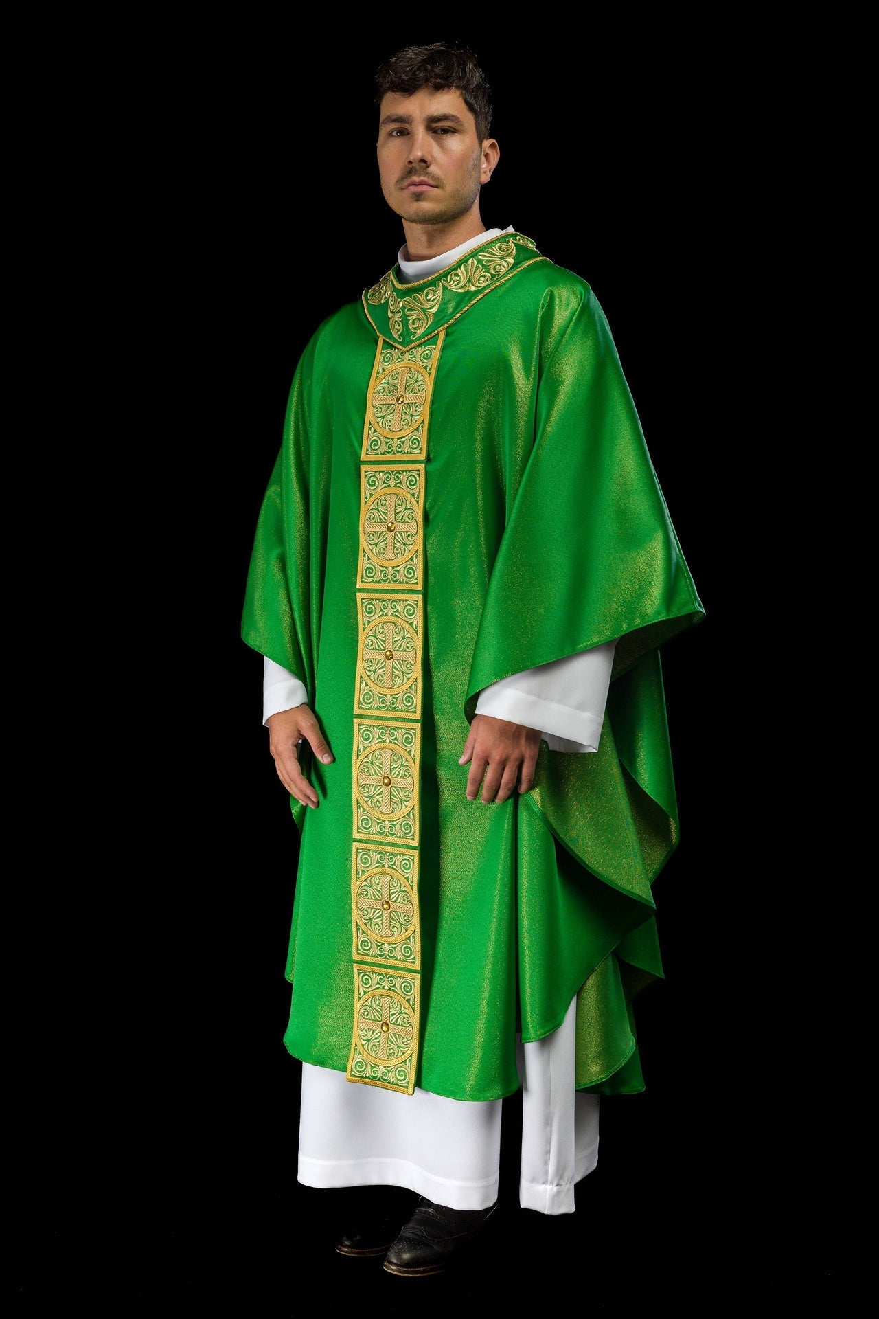 Casulla verde ricamente bordada y decorada con piedras LE/7012/01 - CASULLAS.ES