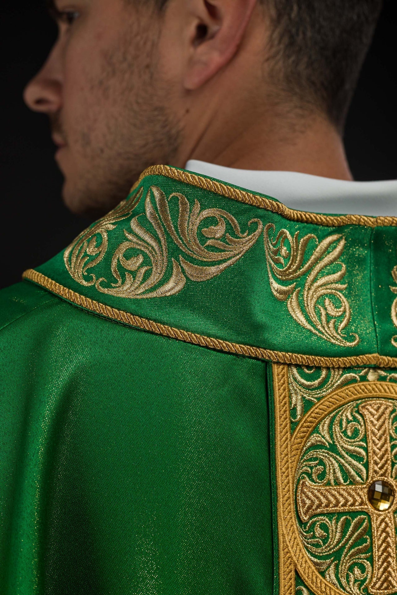 Casulla verde ricamente bordada y decorada con piedras LE/7012/01 - CASULLAS.ES