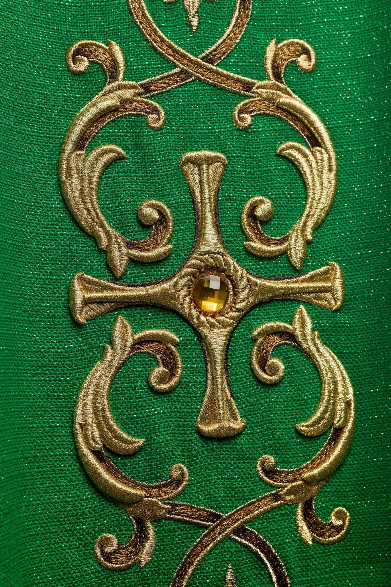 Casulla verde ricamente bordada y decorada con piedras LE/7014/01 - CASULLAS.ES