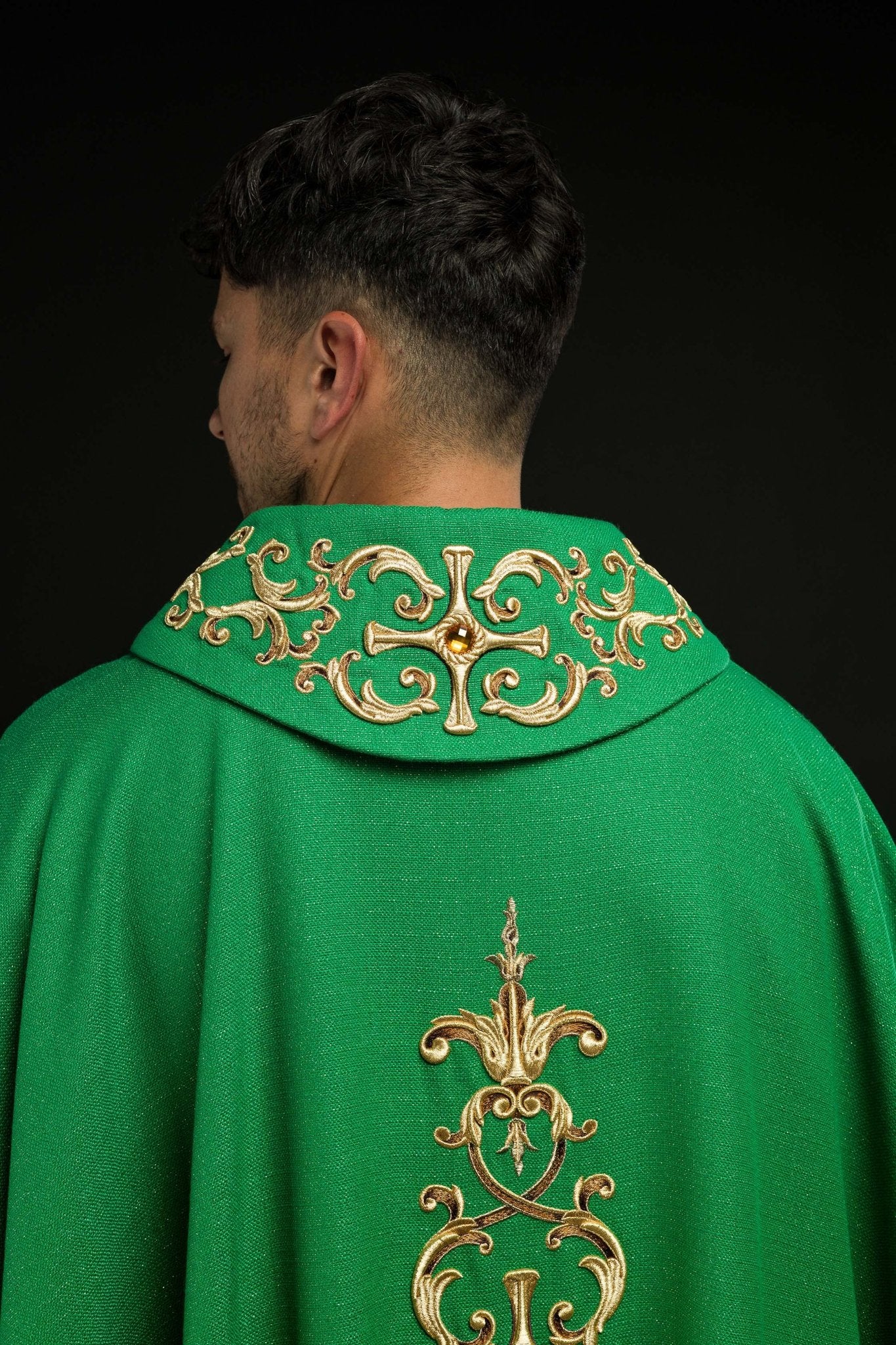 Casulla verde ricamente bordada y decorada con piedras LE/7014/01 - CASULLAS.ES