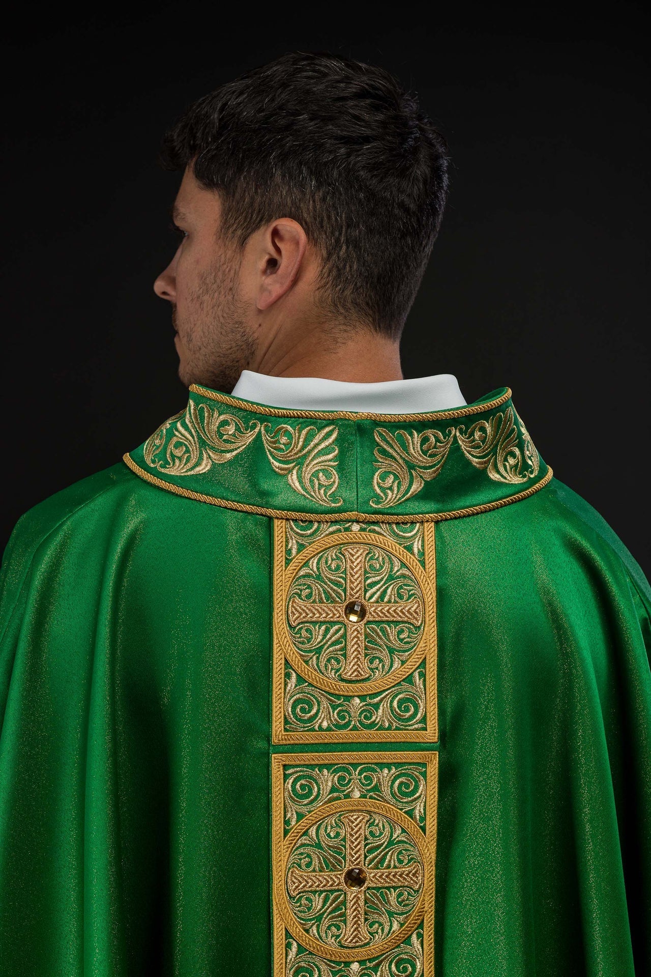 Casulla verde ricamente bordada y decorada con piedras LE/7012/01 - CASULLAS.ES