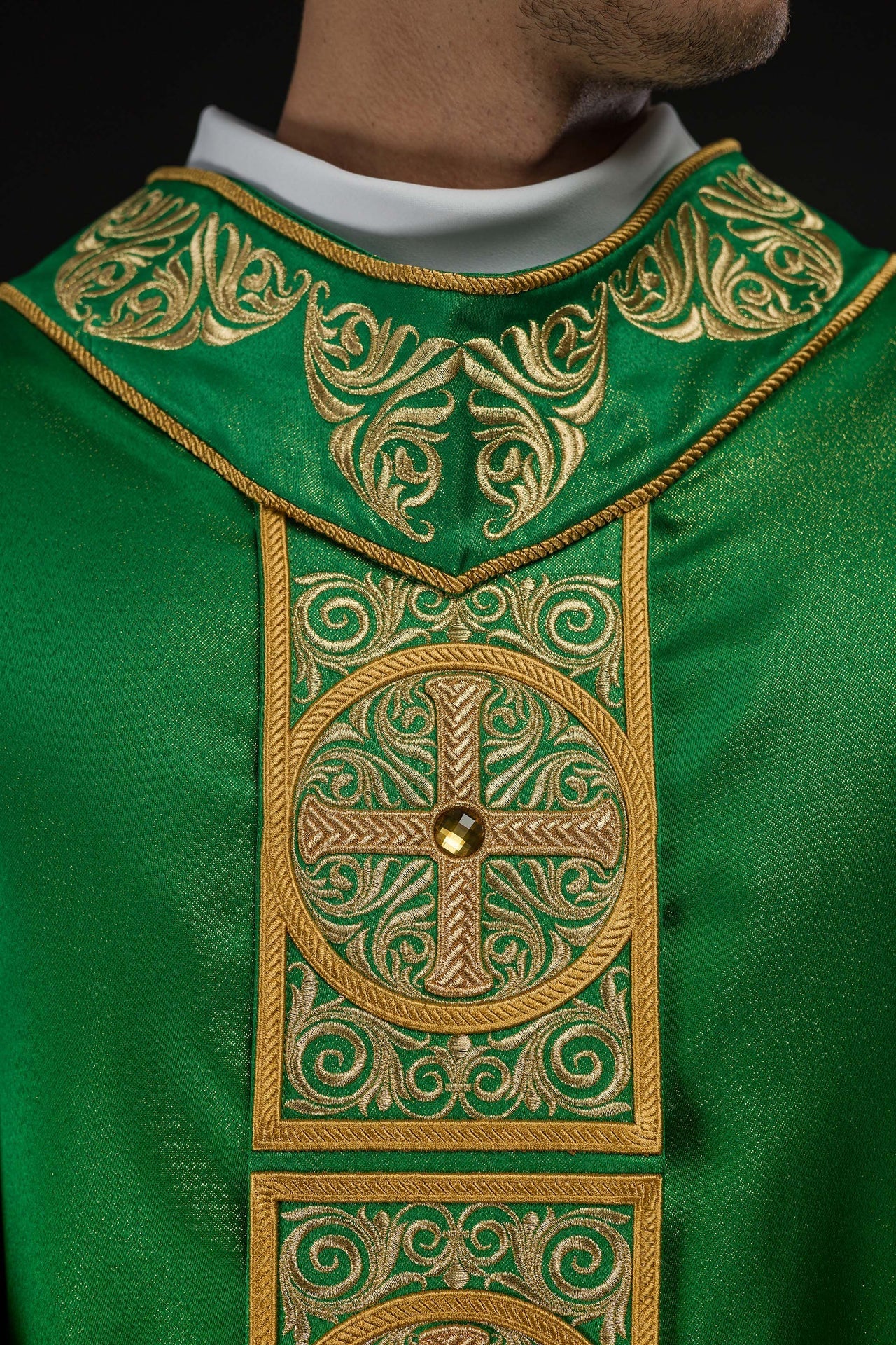 Casulla verde ricamente bordada y decorada con piedras LE/7012/01 - CASULLAS.ES