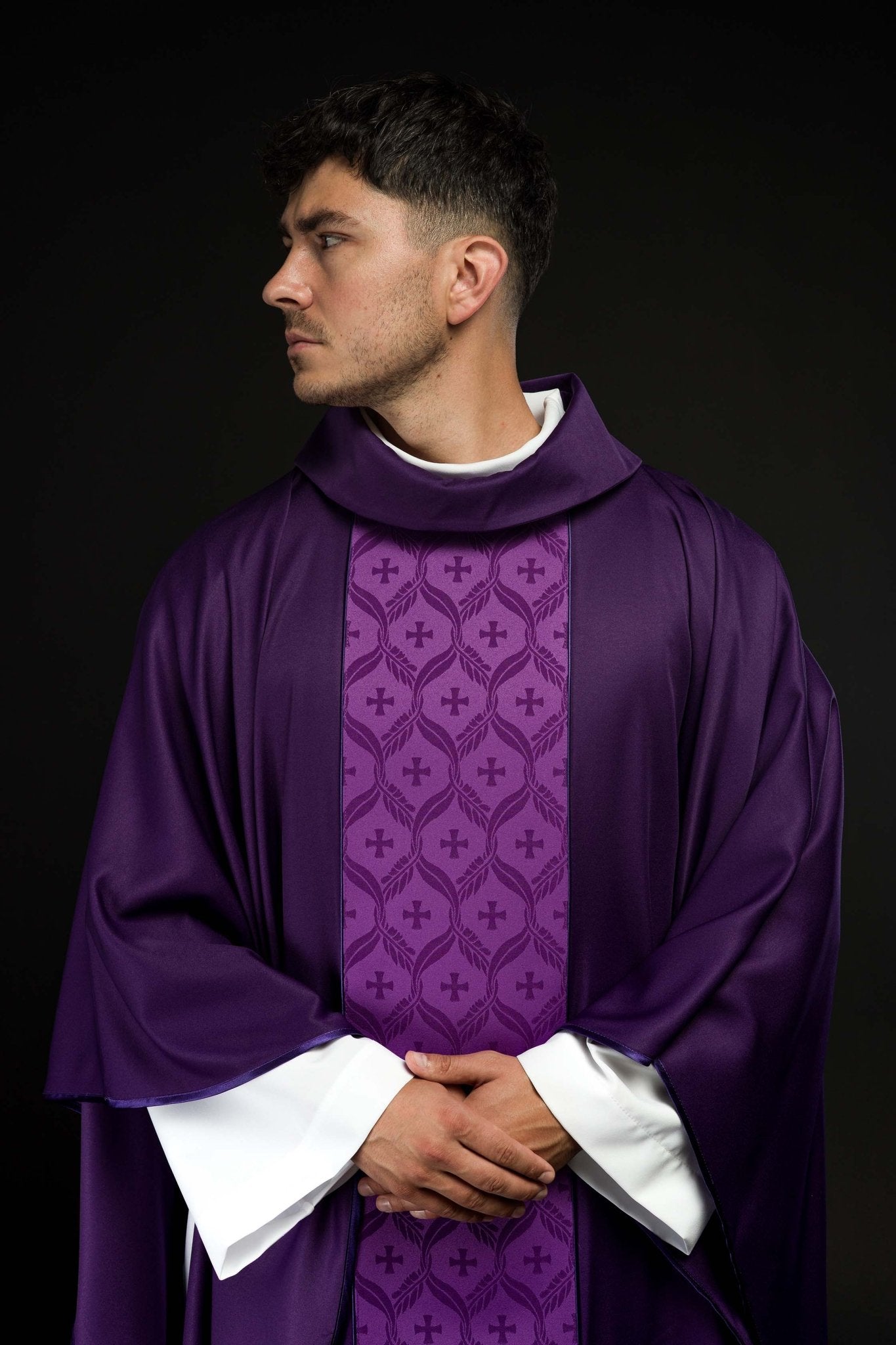 Casulla violeta con banda jacquard decorada con cruces KOR/402/03/53 - CASULLAS.ES