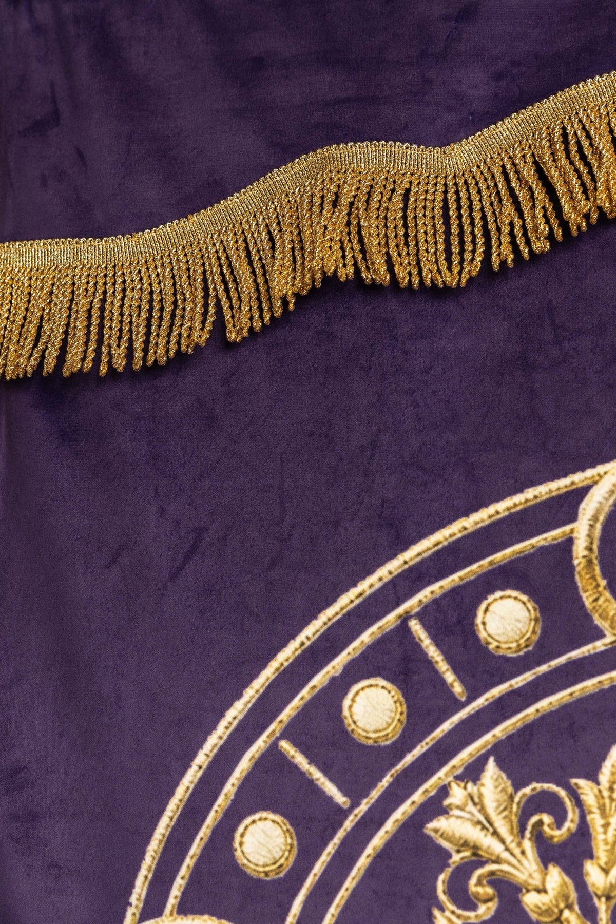 Estandarte morado, detalle del fleco dorado sobre el reverso