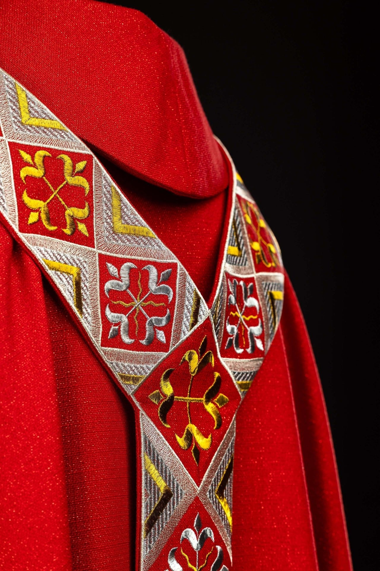 Cíngulo bordado para casulla incluido en el conjunto con la casulla color rojo LE/7042/02 - CASULLAS.ES