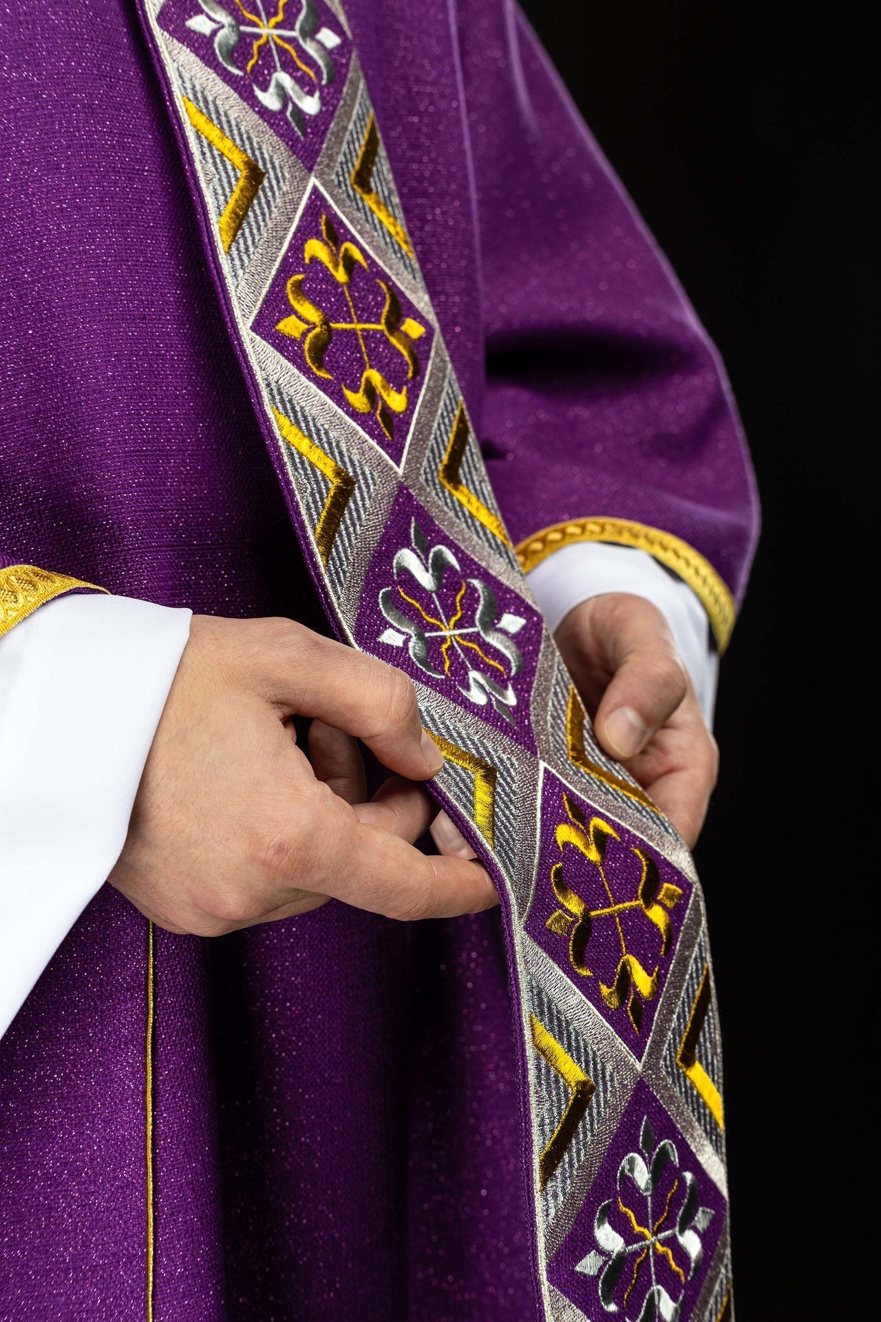 Cíngulo bordado para casulla incluido en el conjunto con la casulla color violeta LE/7042/03 - CASULLAS.ES