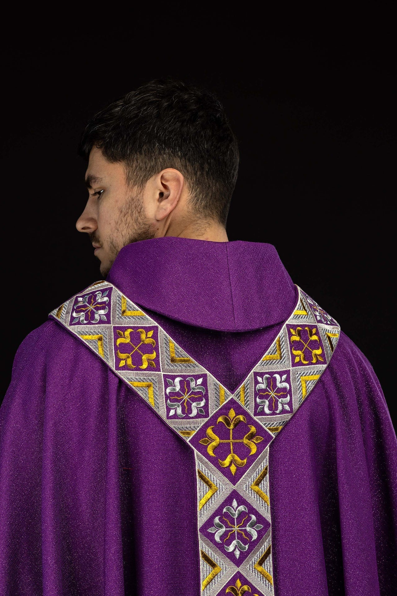 Cíngulo bordado para casulla incluido en el conjunto con la casulla color violeta LE/7042/03 - CASULLAS.ES