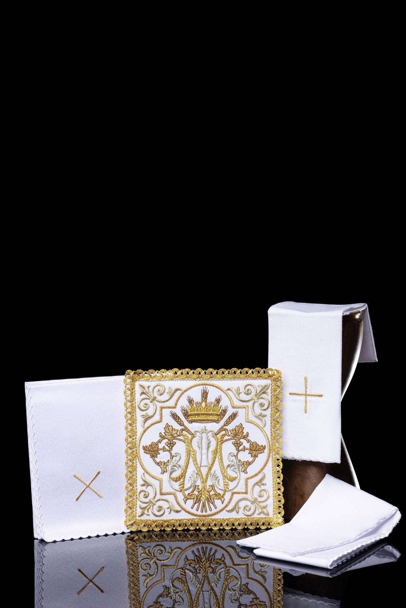 Conjunto d ropa de altar bordada con el símbolo mariano KK/5010 - CASULLAS.ES