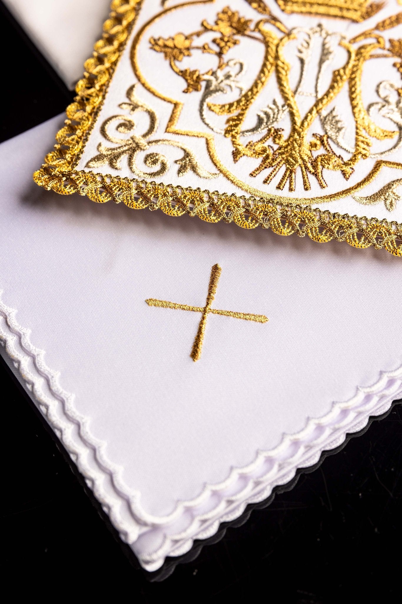 Conjunto d ropa de altar bordada con el símbolo mariano KK/5010 - CASULLAS.ES