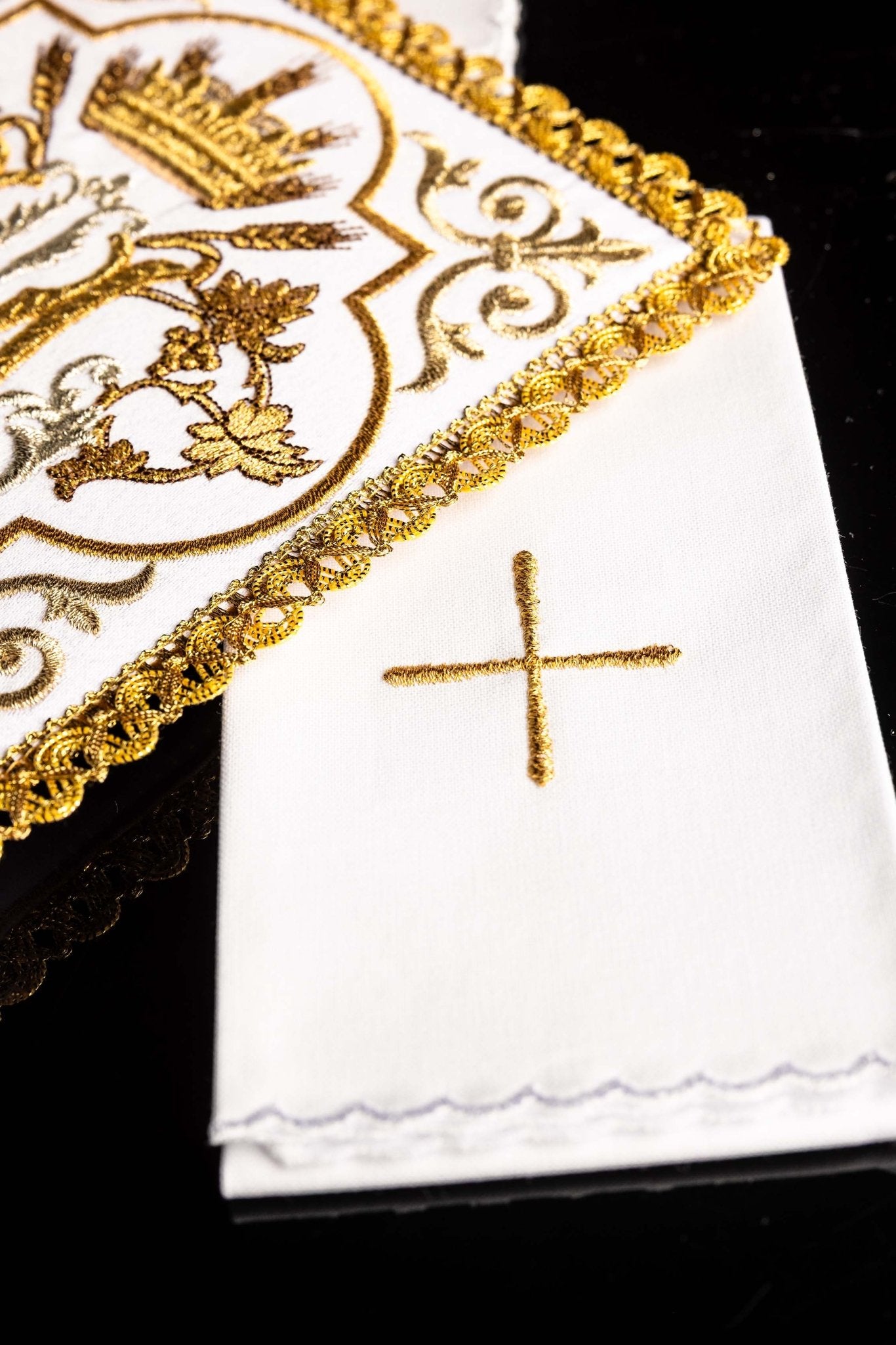 Conjunto d ropa de altar bordada con el símbolo mariano KK/5010 - CASULLAS.ES