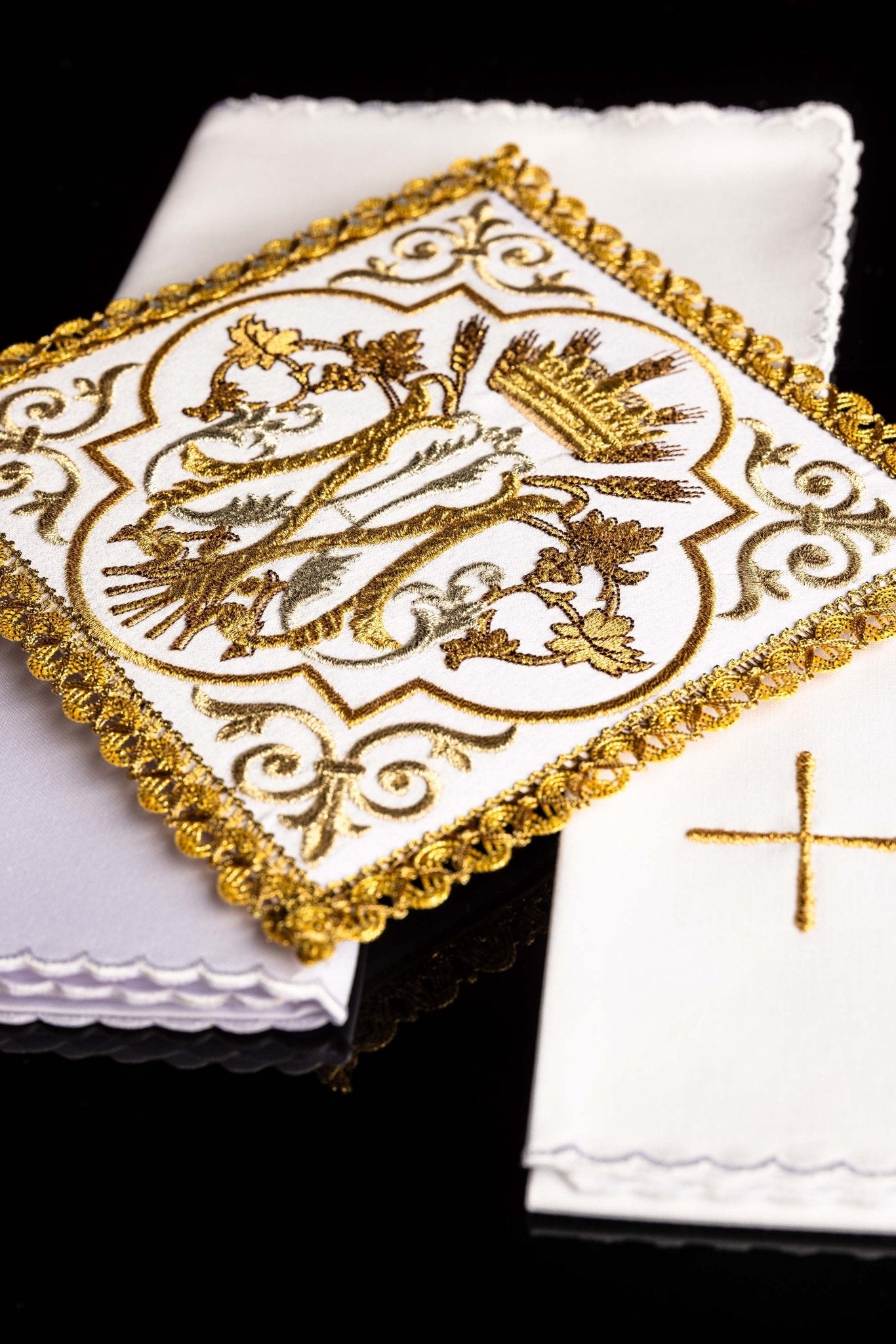 Conjunto d ropa de altar bordada con el símbolo mariano KK/5010 - CASULLAS.ES