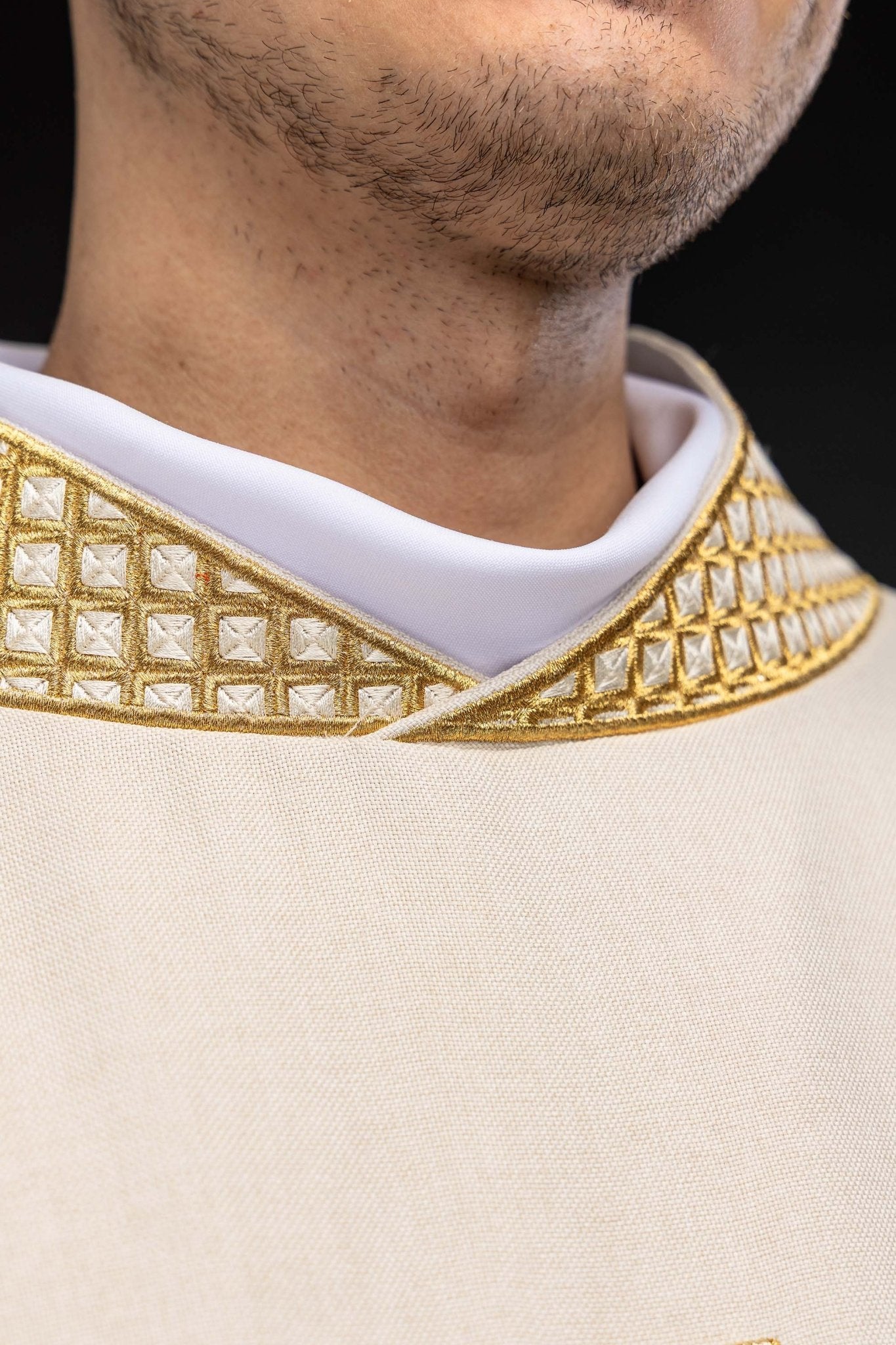 Dalmacia con cruces bordadas y cuello crudo S-1070-05-70-D DALMATYK - CASULLAS.ES