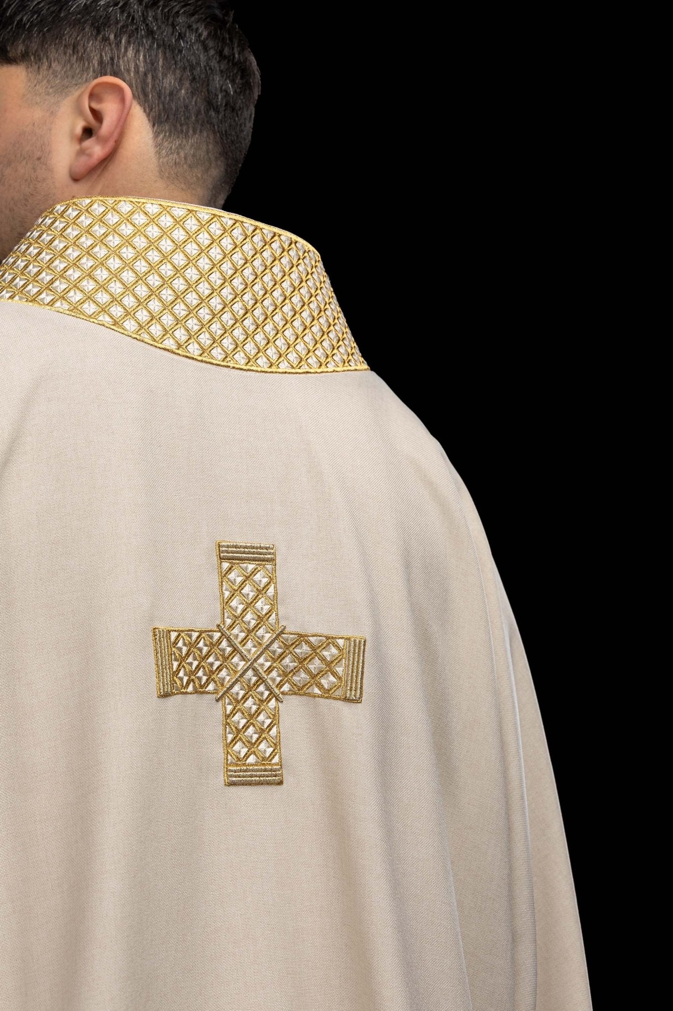 Dalmacia con cruces bordadas y cuello crudo S-1070-05-70-D DALMATYK - CASULLAS.ES