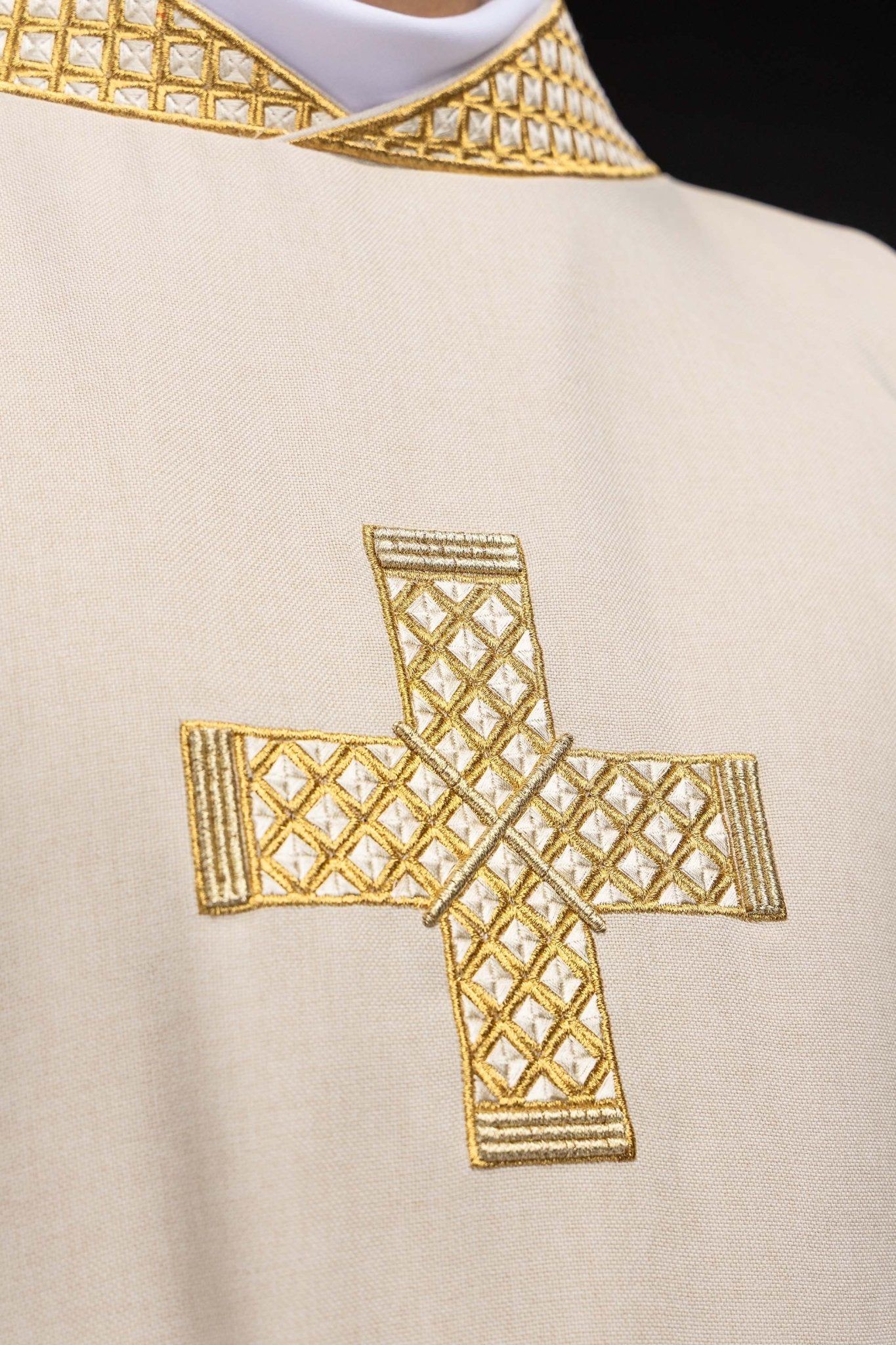 Dalmacia con cruces bordadas y cuello crudo S-1070-05-70-D DALMATYK - CASULLAS.ES