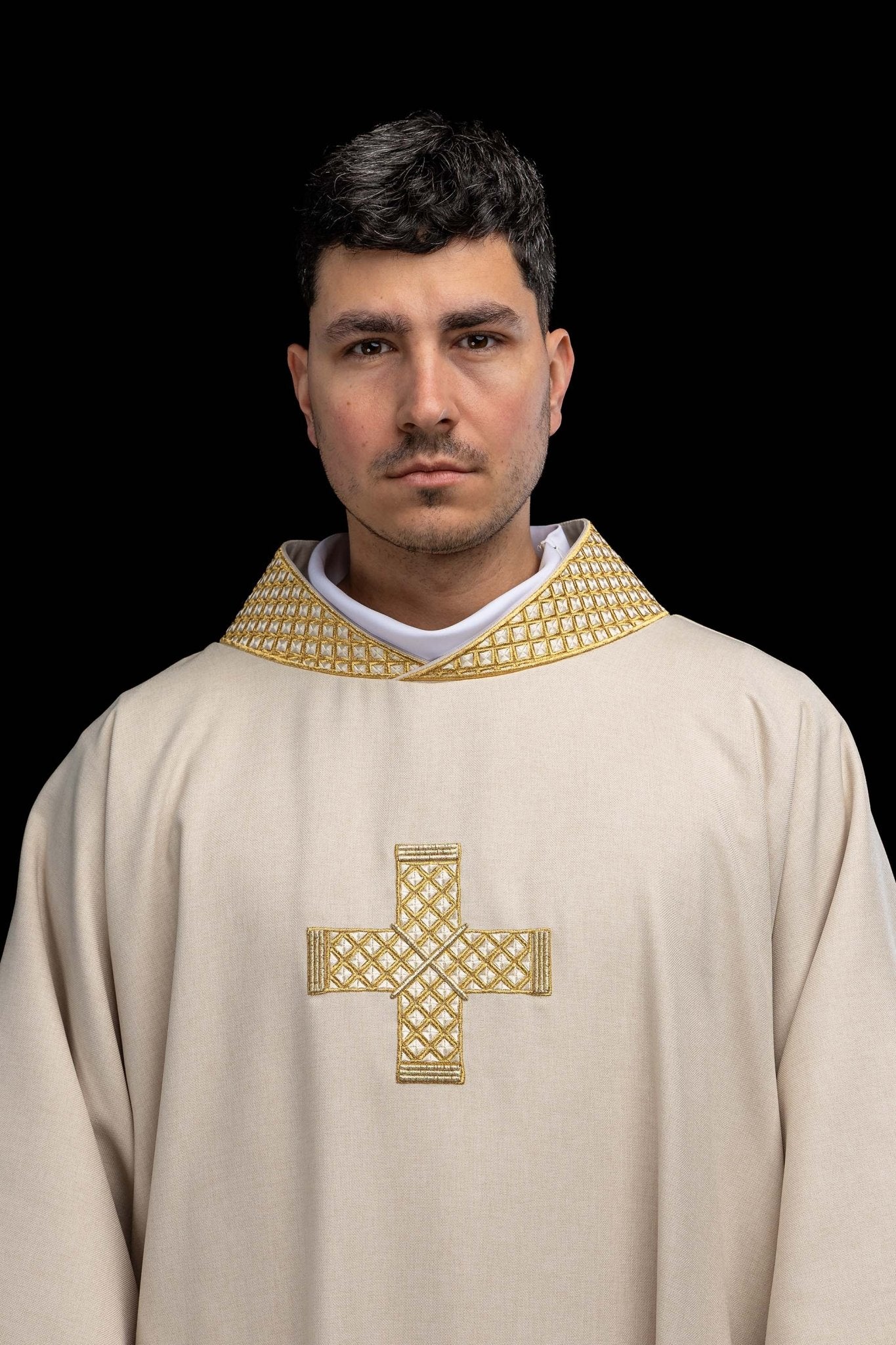 Dalmacia con cruces bordadas y cuello crudo S-1070-05-70-D DALMATYK - CASULLAS.ES