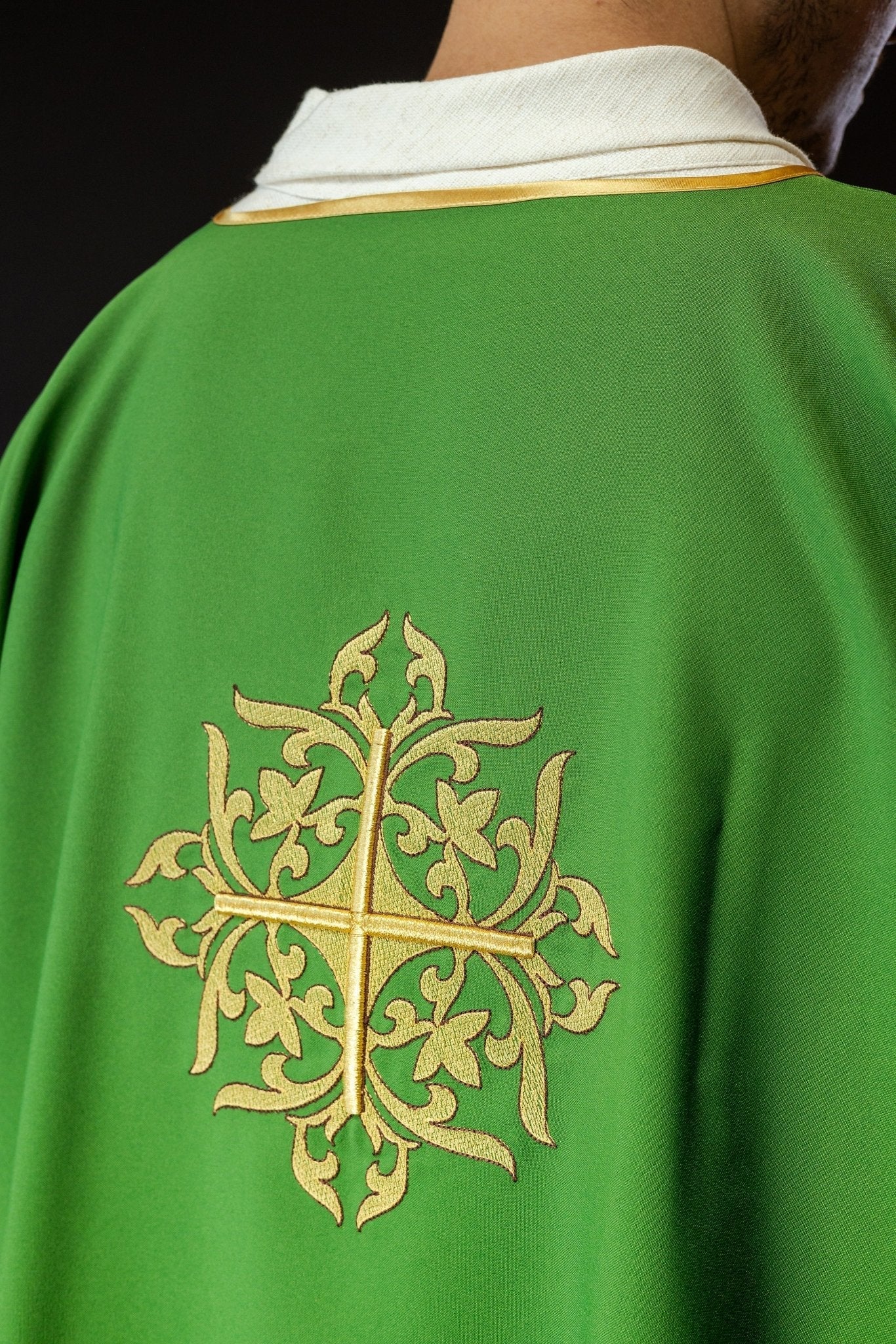 Dálmata verde con cruz de oro bordada KDL/382/01/12/A - CASULLAS.ES