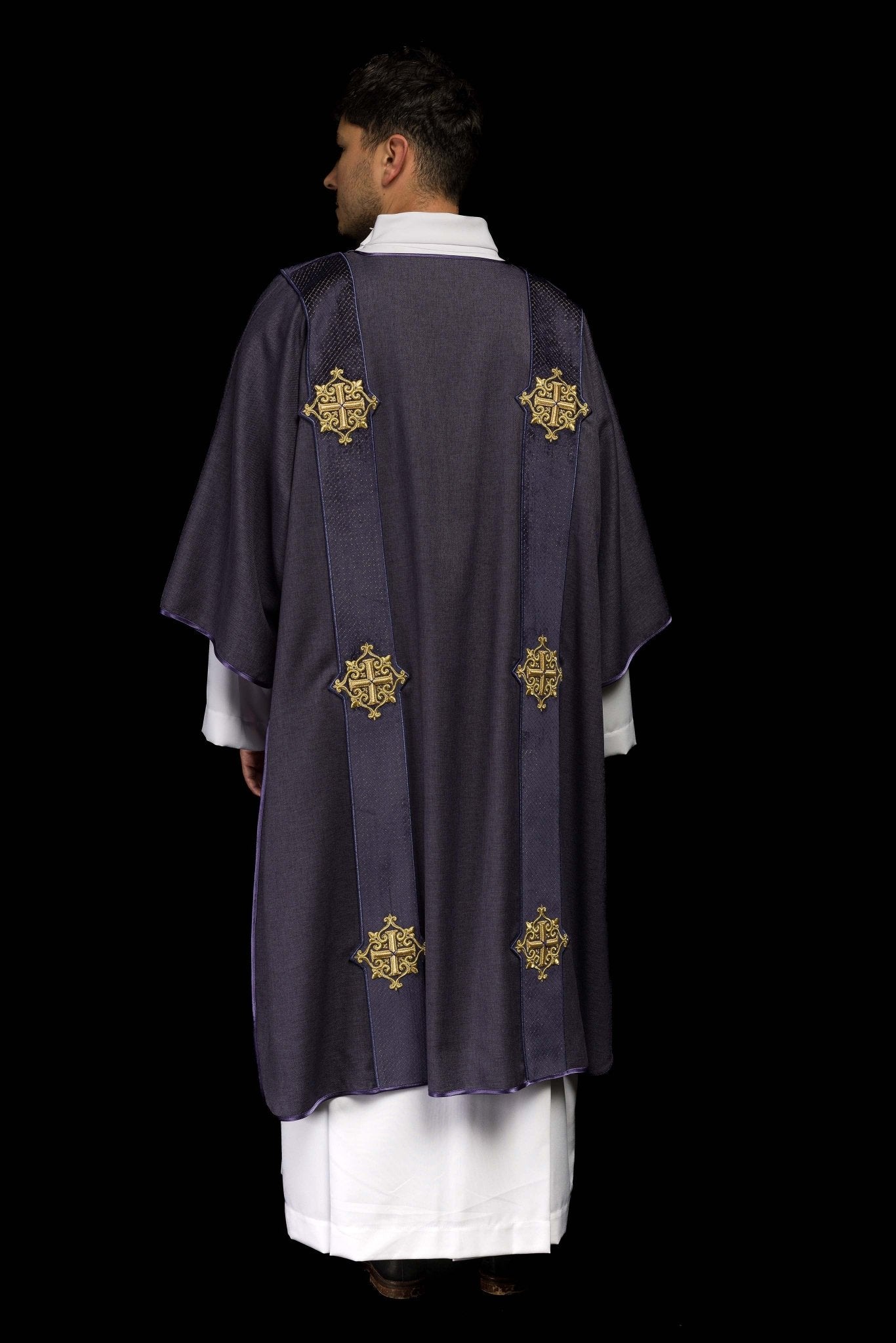Dalmatica con bandas en terciopelo con símbolos de la Cruz violeta LE/1030/03/B - CASULLAS.ES