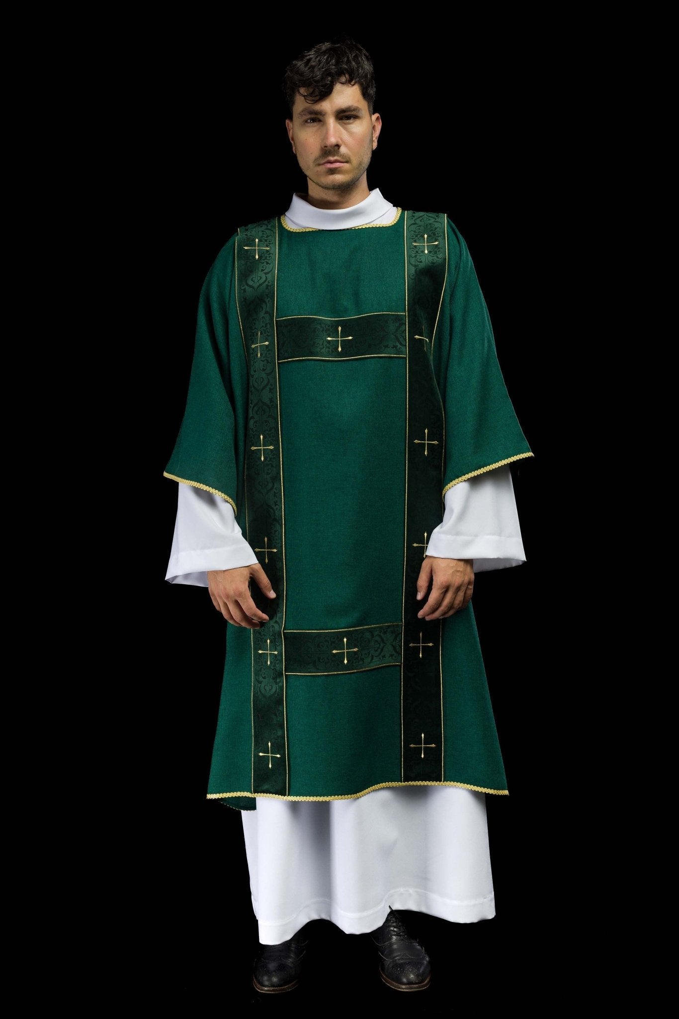 Dalmática con cintas de terciopelo y cruces doradas bordadas verde LE/1073/01/B - CASULLAS.ES