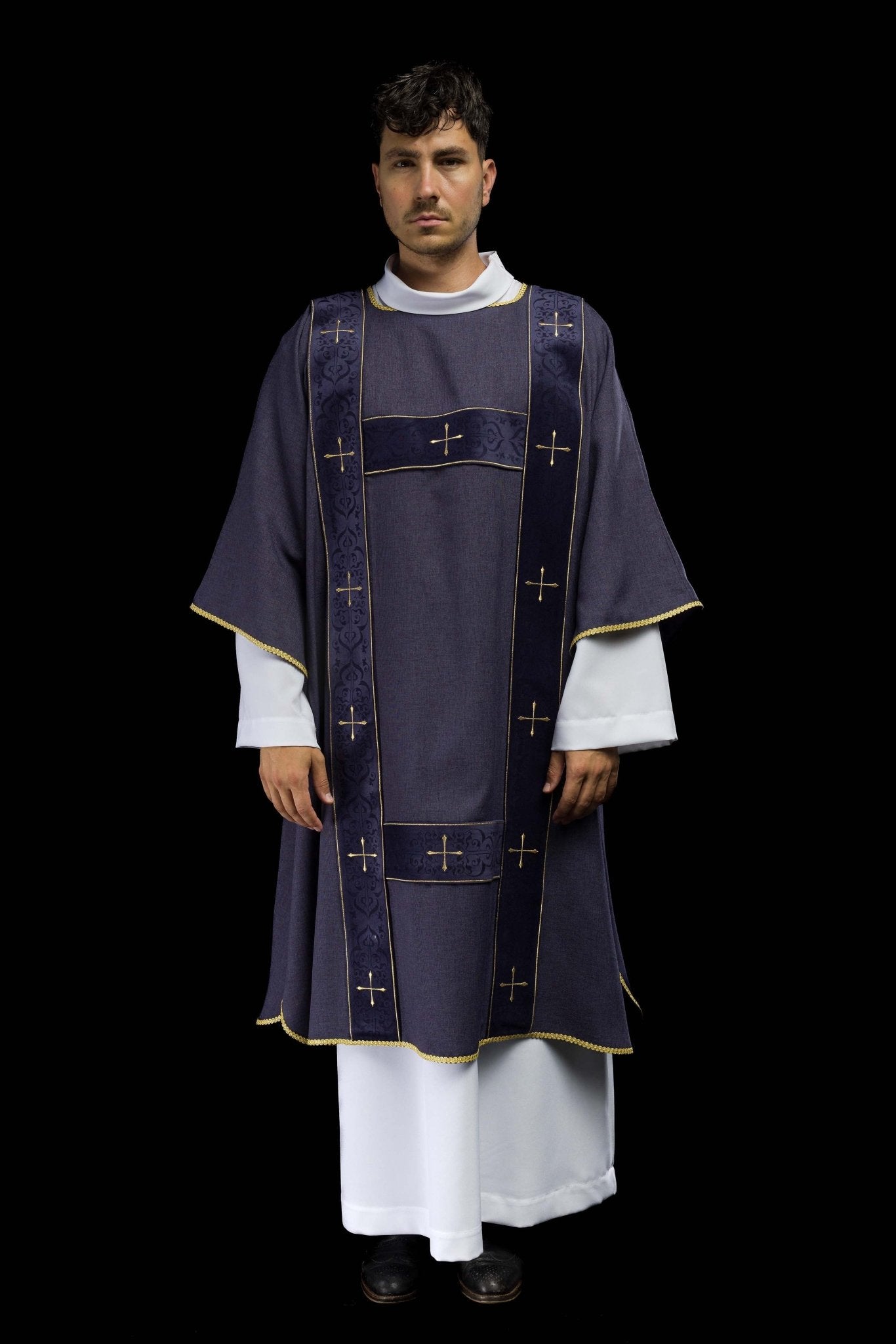 Dalmática con cintas de terciopelo y cruces doradas bordadas violeta LE/1073/03/B - CASULLAS.ES