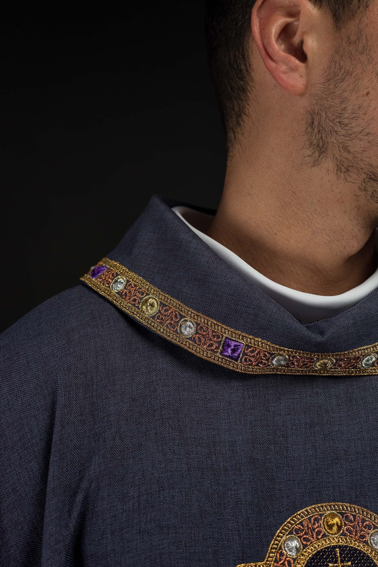 Dalmática con símbolo IHS y cuello en color morado S-1073-03-70-D - CASULLAS.ES