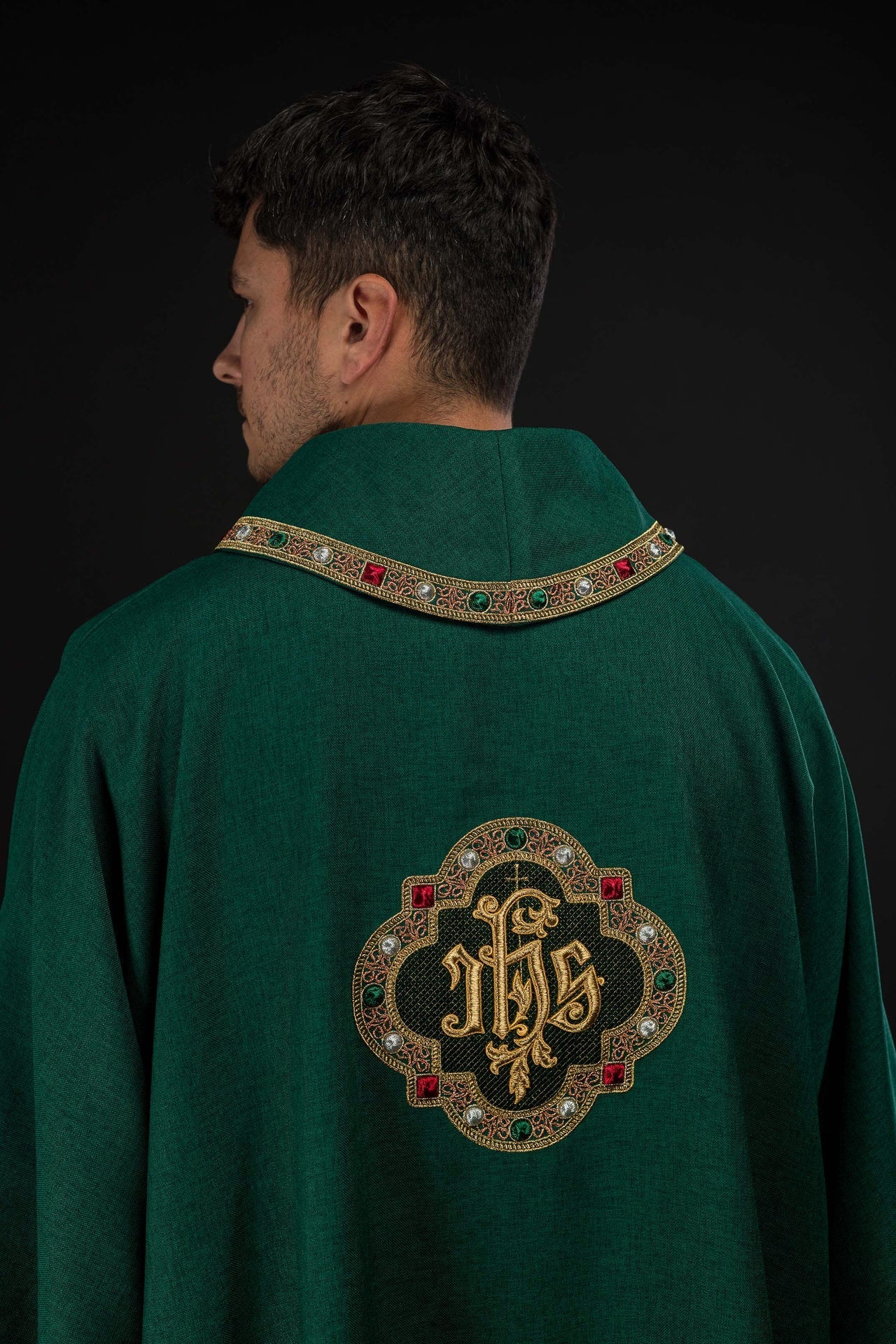Dalmática con símbolo IHS y cuello en color verde S-1073-01-70-D - CASULLAS.ES