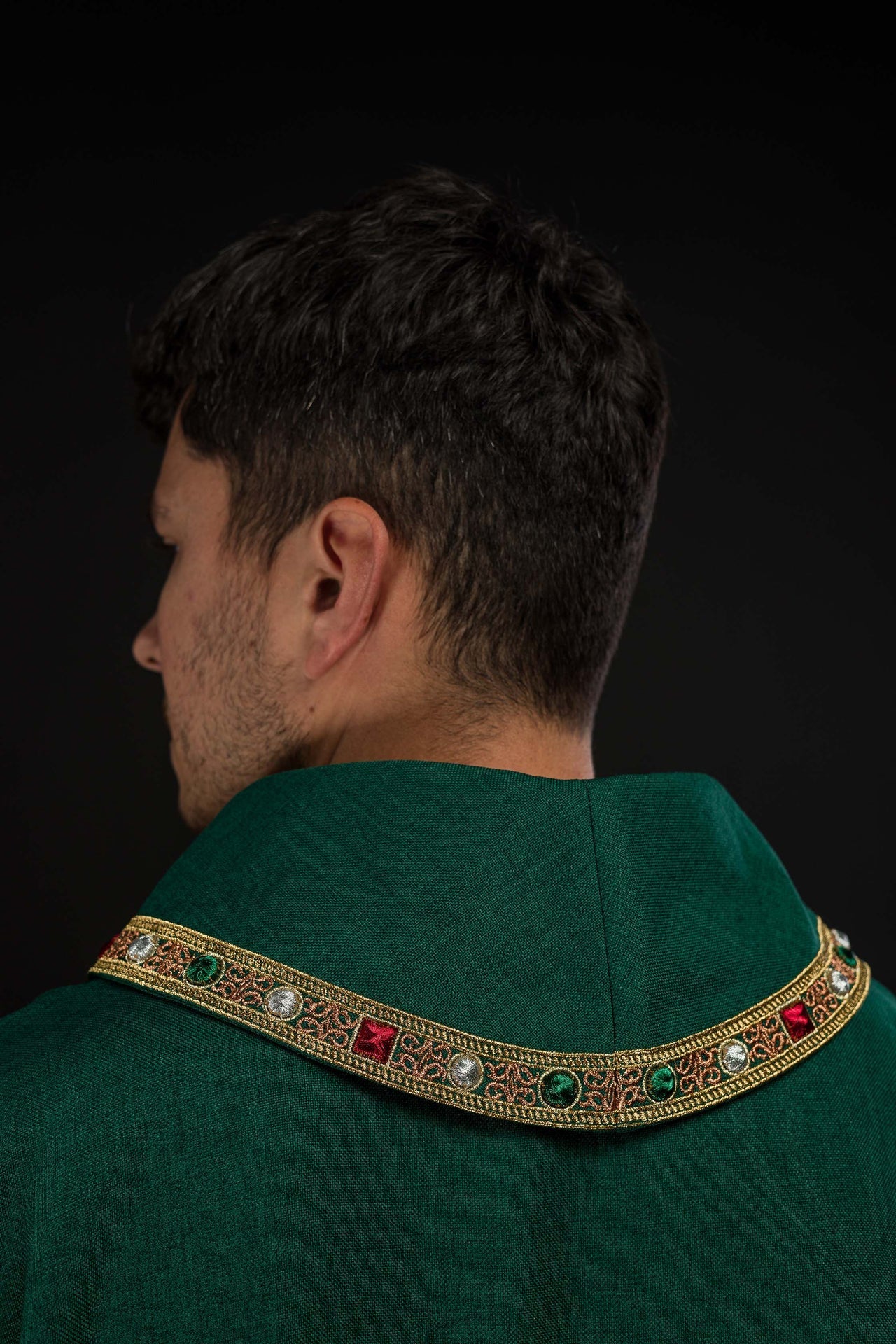 Dalmática con símbolo IHS y cuello en color verde S-1073-01-70-D - CASULLAS.ES