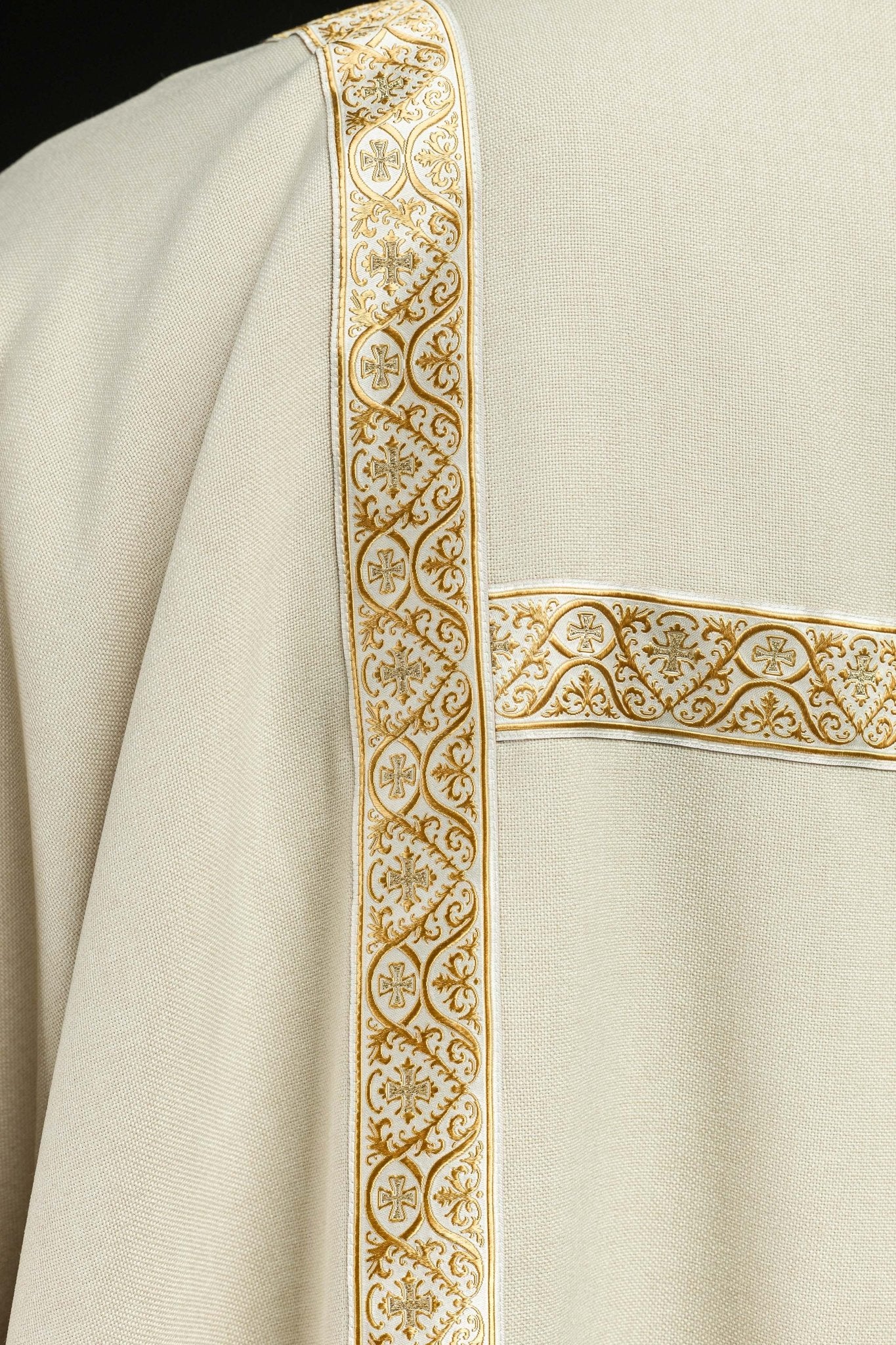 Dalmática ecru decorada con cintas de jacquard doradas KDL/395/05/70/B - CASULLAS.ES