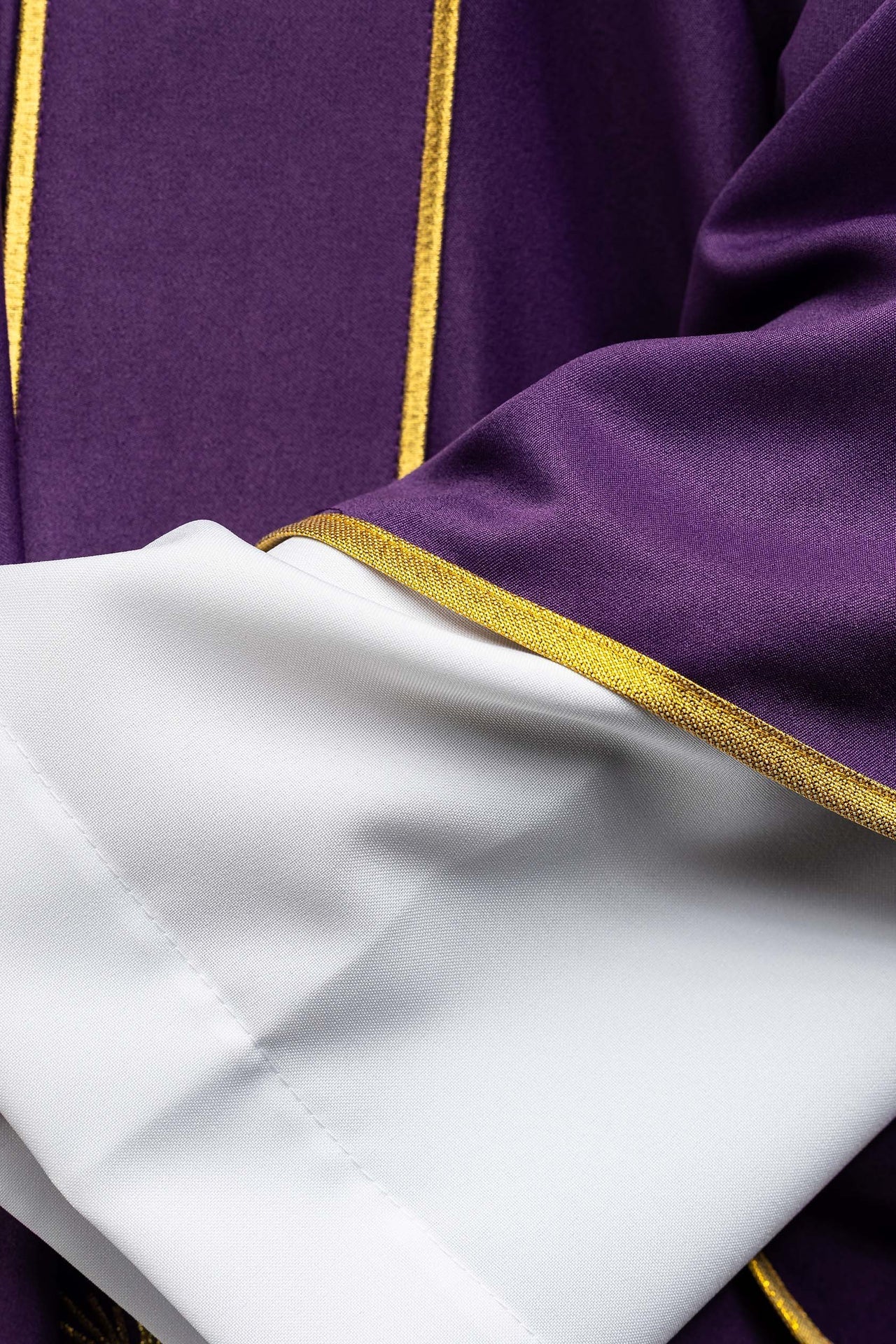 Dalmática morada con bandas y cruces doradas bordadas KDL/285/03/53/B - CASULLAS.ES