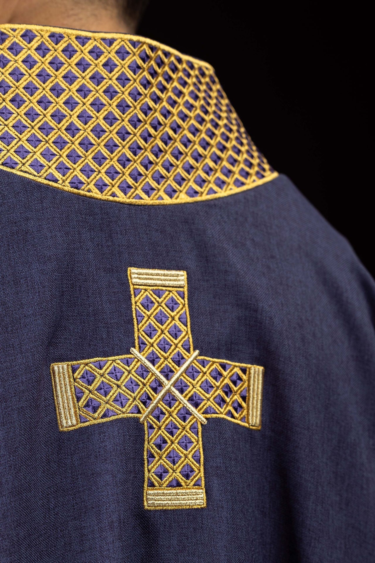 Dalmática morada con cruces bordadas y cuello S-1070-03-70-D DALMATYK - CASULLAS.ES