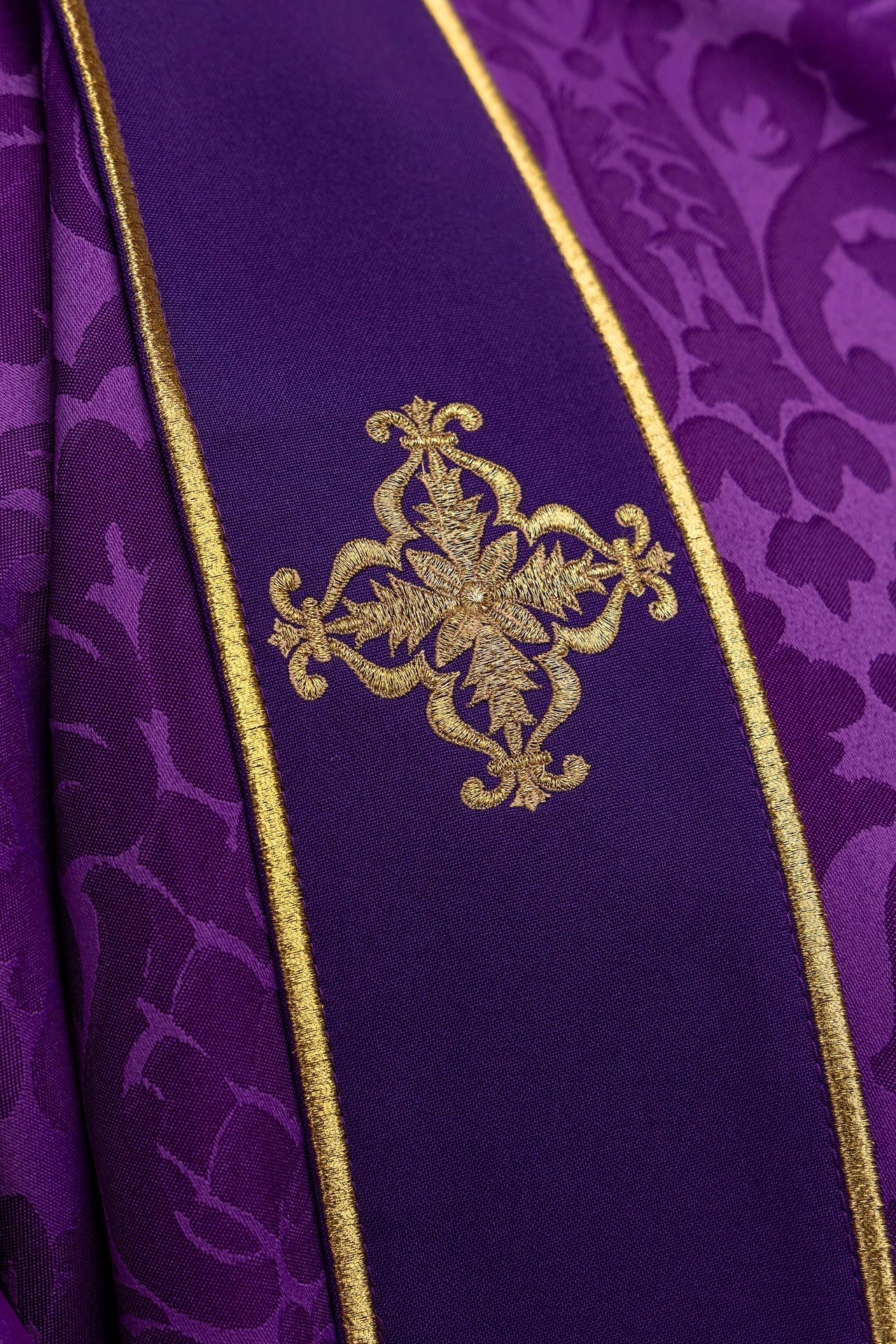 Dalmática morada de jacquard con bandas y cruces doradas bordadas KDL/284/03/81/B - CASULLAS.ES
