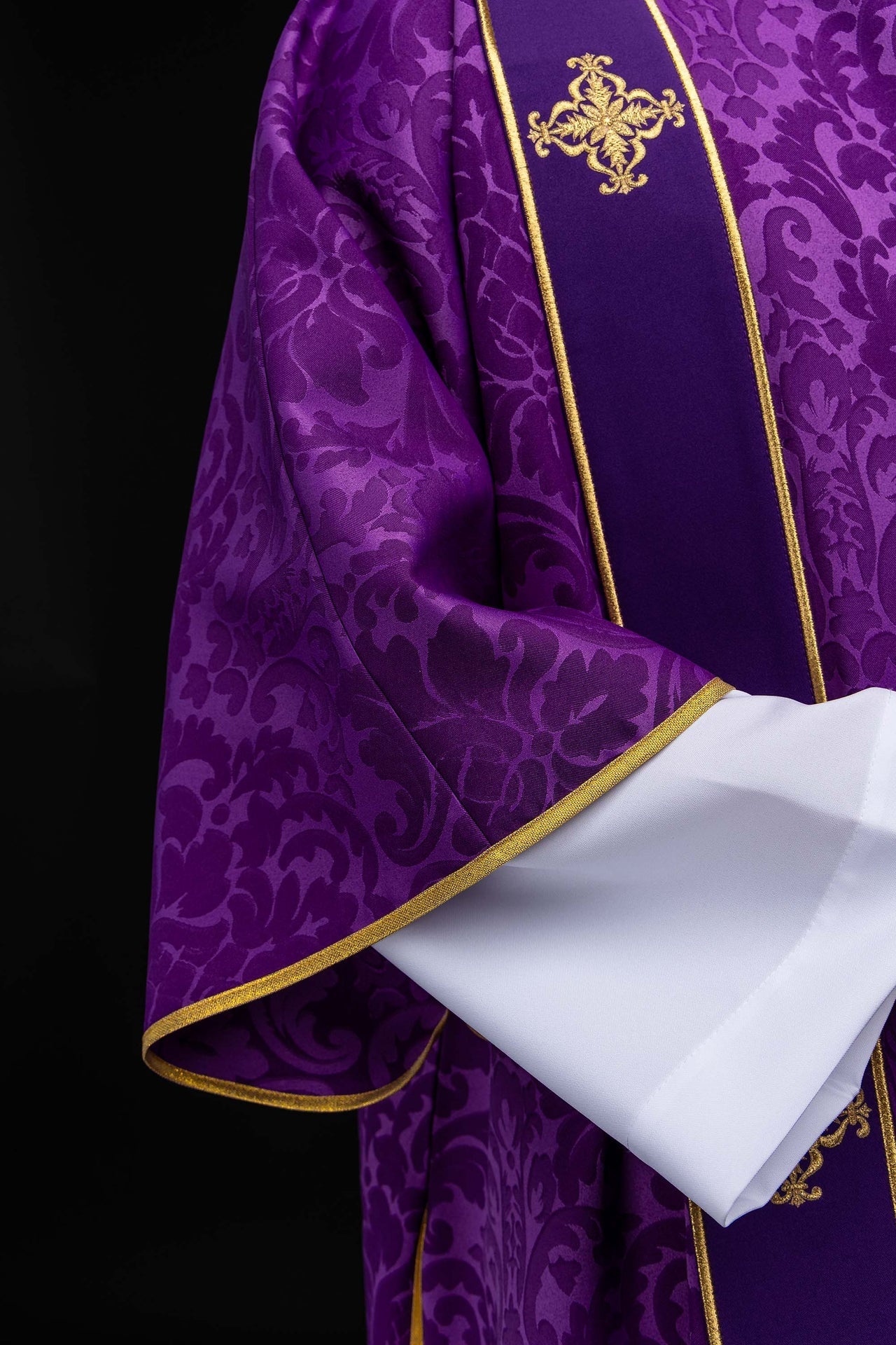 Dalmática morada de jacquard con bandas y cruces doradas bordadas KDL/284/03/81/B - CASULLAS.ES