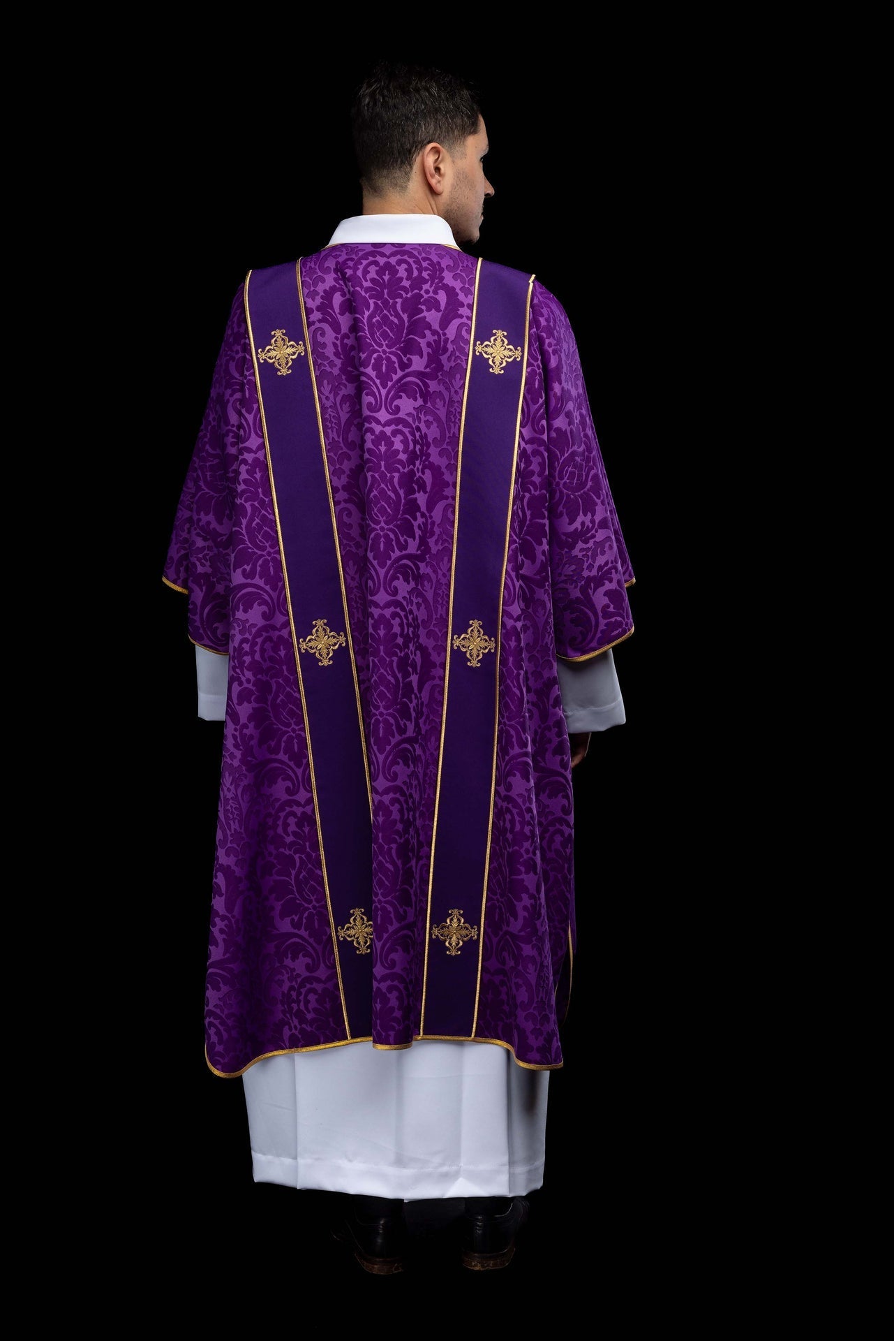 Dalmática morada de jacquard con bandas y cruces doradas bordadas KDL/284/03/81/B - CASULLAS.ES