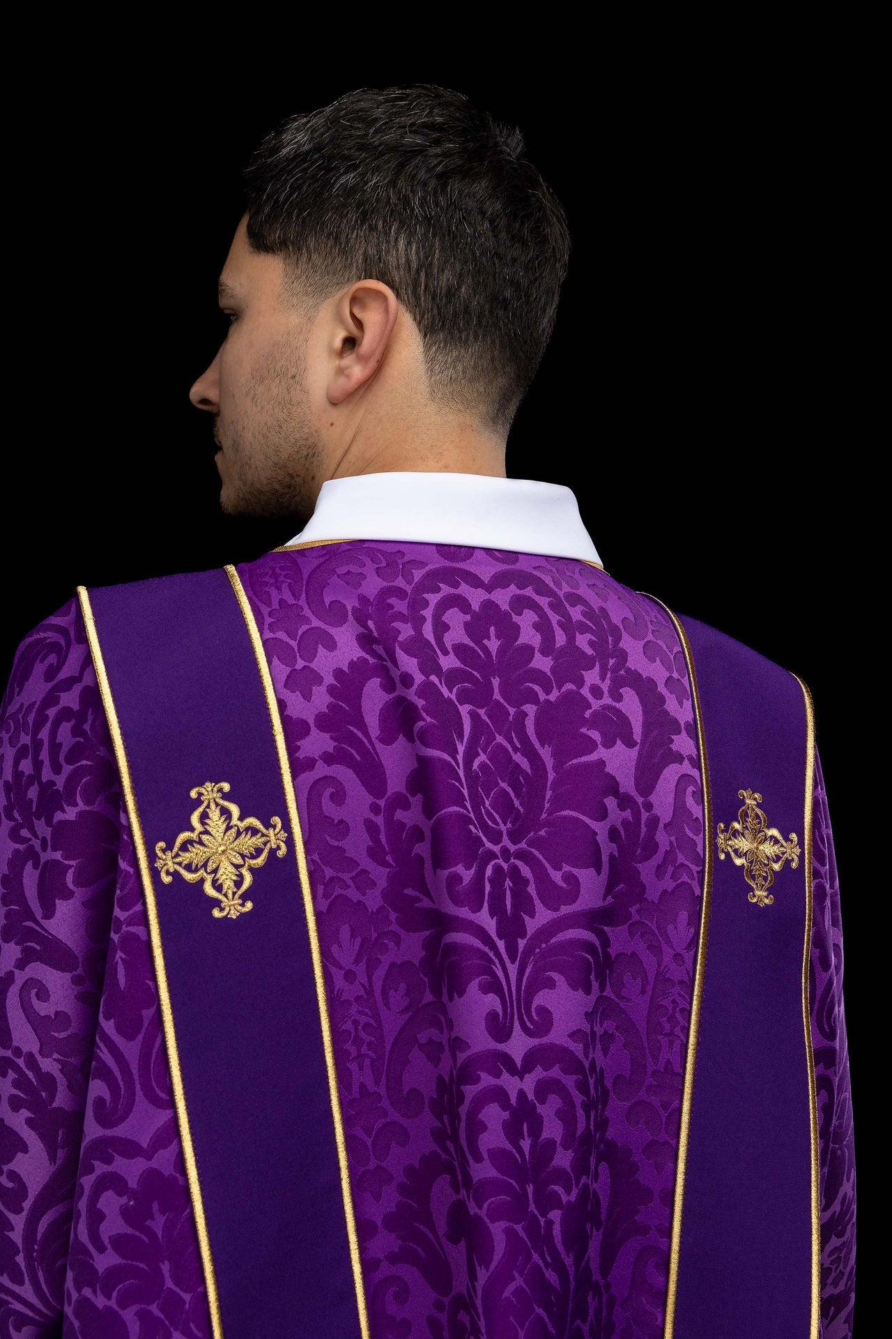 Dalmática morada de jacquard con bandas y cruces doradas bordadas KDL/284/03/81/B - CASULLAS.ES