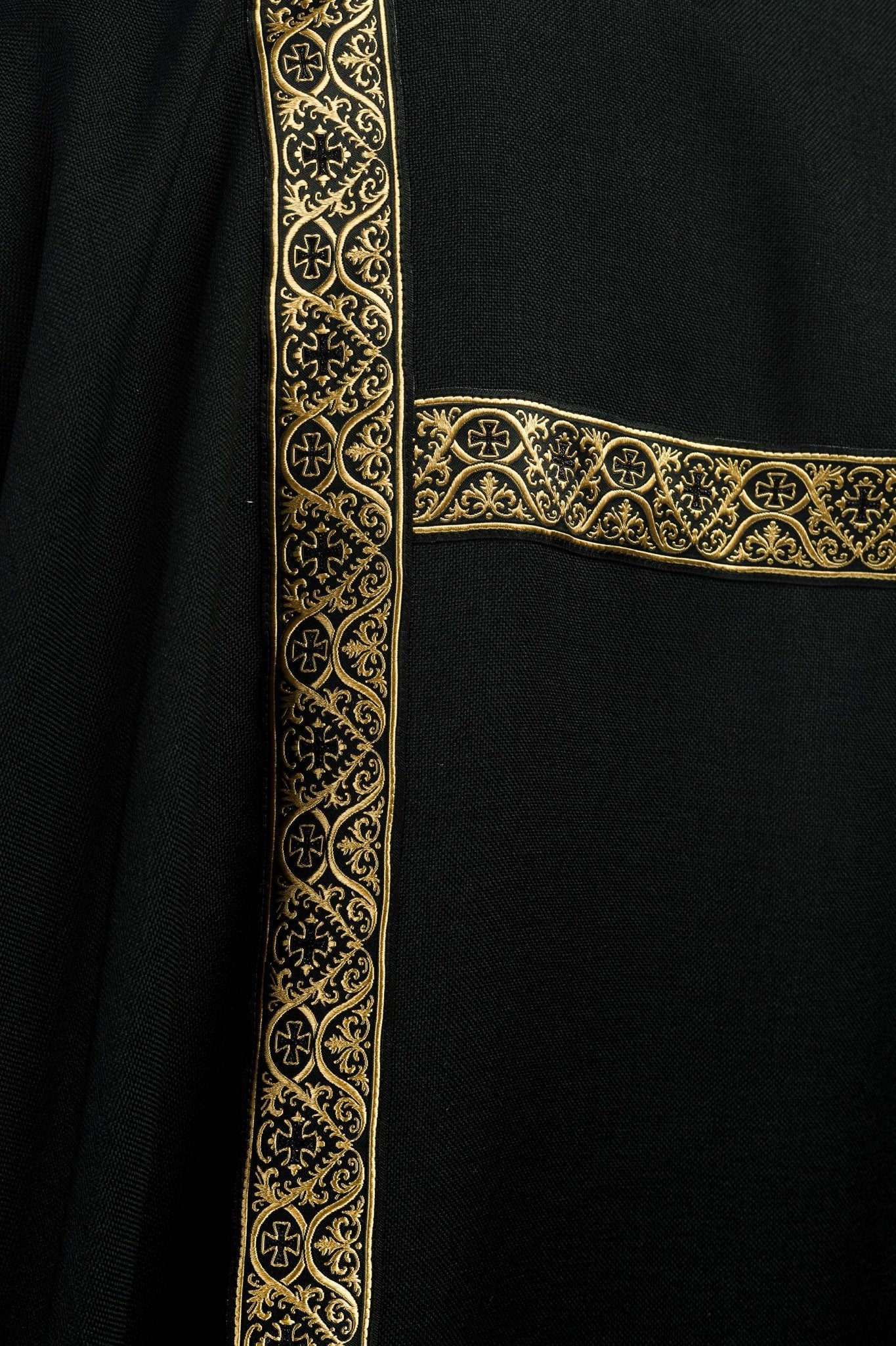 Dalmática negra decorada con cintas de jacquard doradas KDL/395/07/70/B - CASULLAS.ES