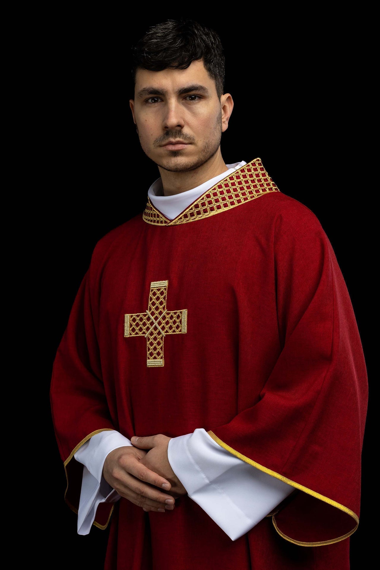 Dalmática roja con cruces bordadas y cuello S-1070-02-70-D DALMATYK - CASULLAS.ES