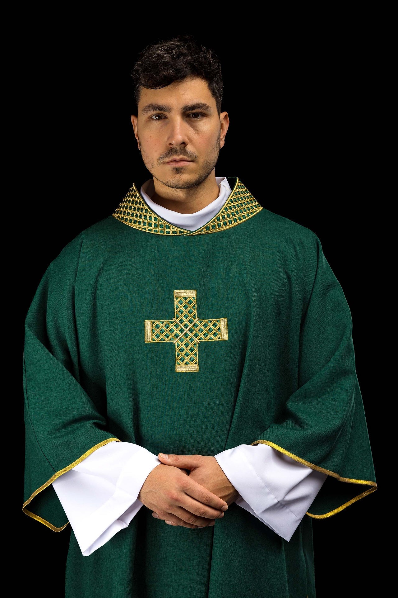 Dalmatica verde con cruces bordadas y cuello decorado S-1070-01-70-D DALMATYK - CASULLAS.ES