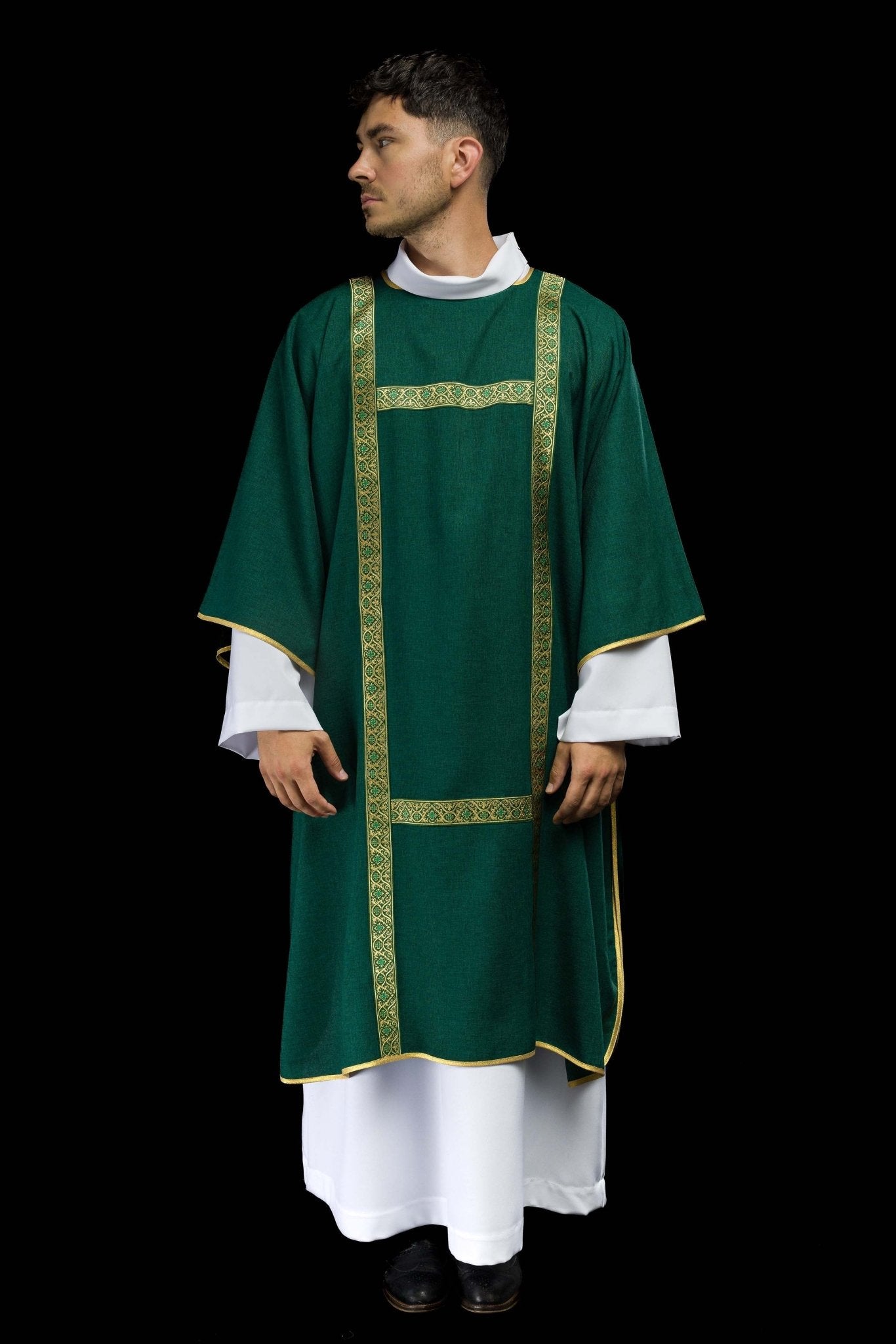 Dalmática verde decorada con cintas de jacquard doradas KDL/395/01/70/B - CASULLAS.ES