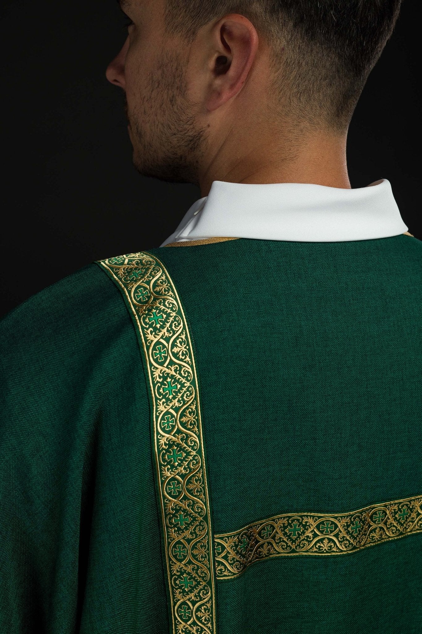Dalmática verde decorada con cintas de jacquard doradas KDL/395/01/70/B - CASULLAS.ES