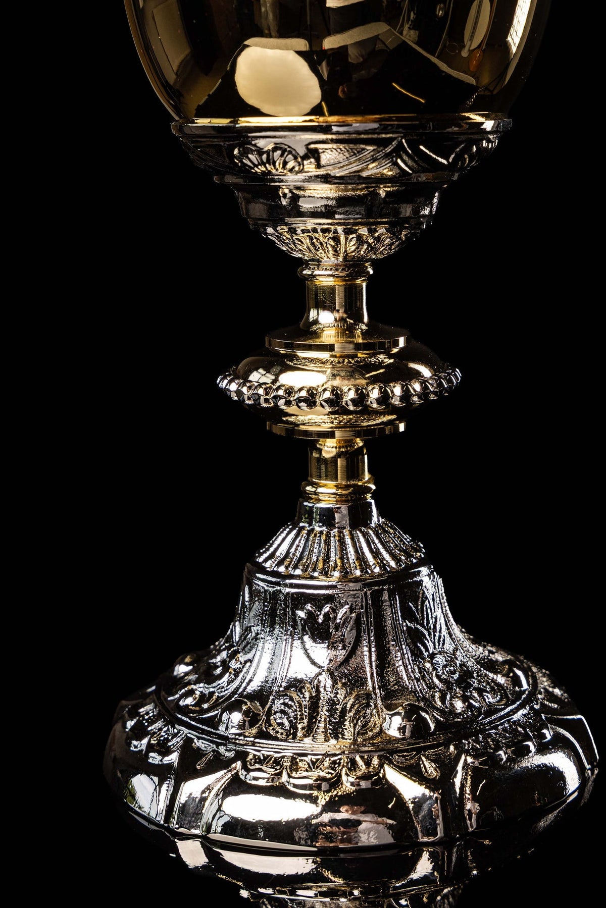 Cáliz barroco dorado y plateado con detalle de la copa, el nudo y el pie ornamentados