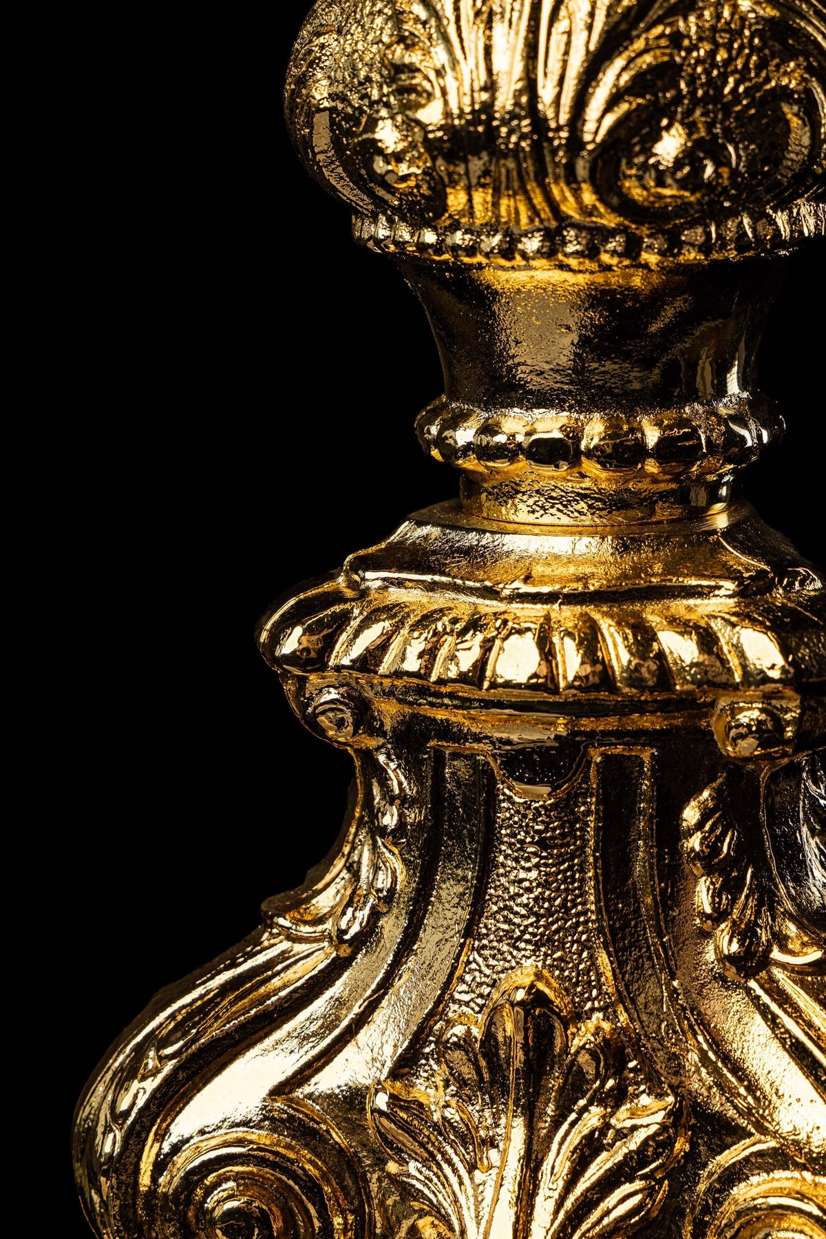 Custodia barroca de latón bañada en oro, detalle lateral del pie ornamentado
