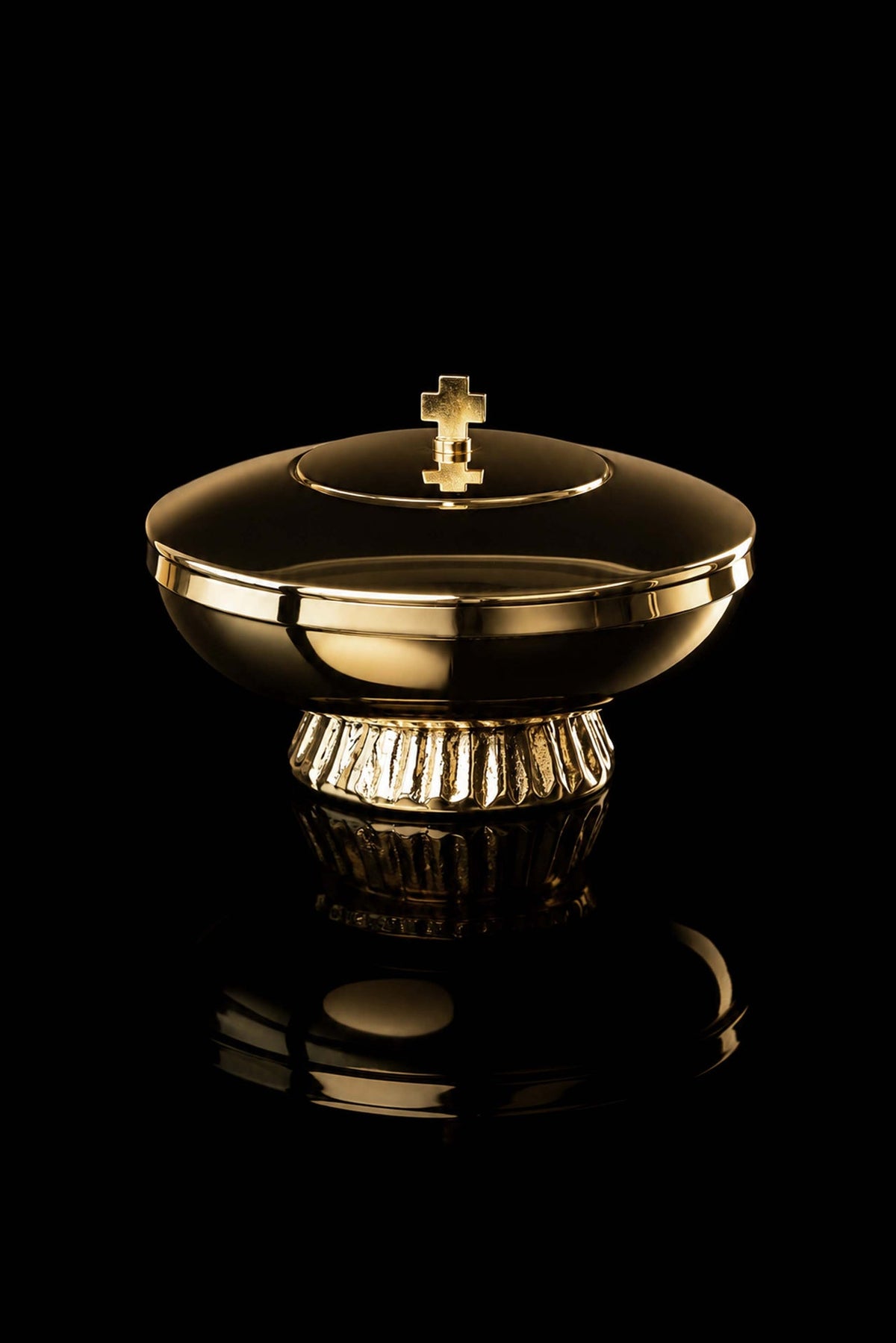 Copón de latón bañado en oro, 12 cm, vista frontal con cruz y base estriada